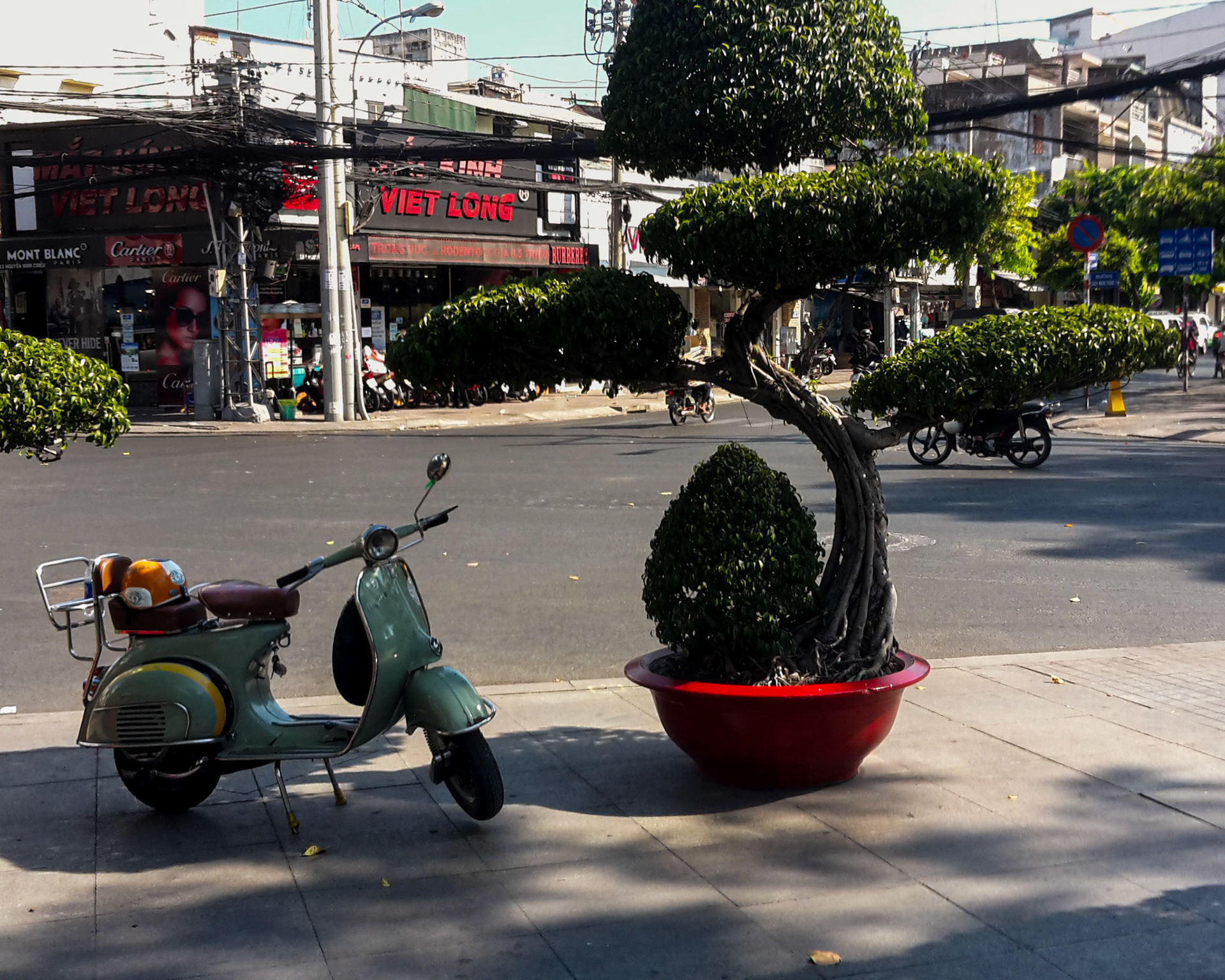 The intersection of Nguyen Dình Street and Cach Mạng. Tháng Tám Street.