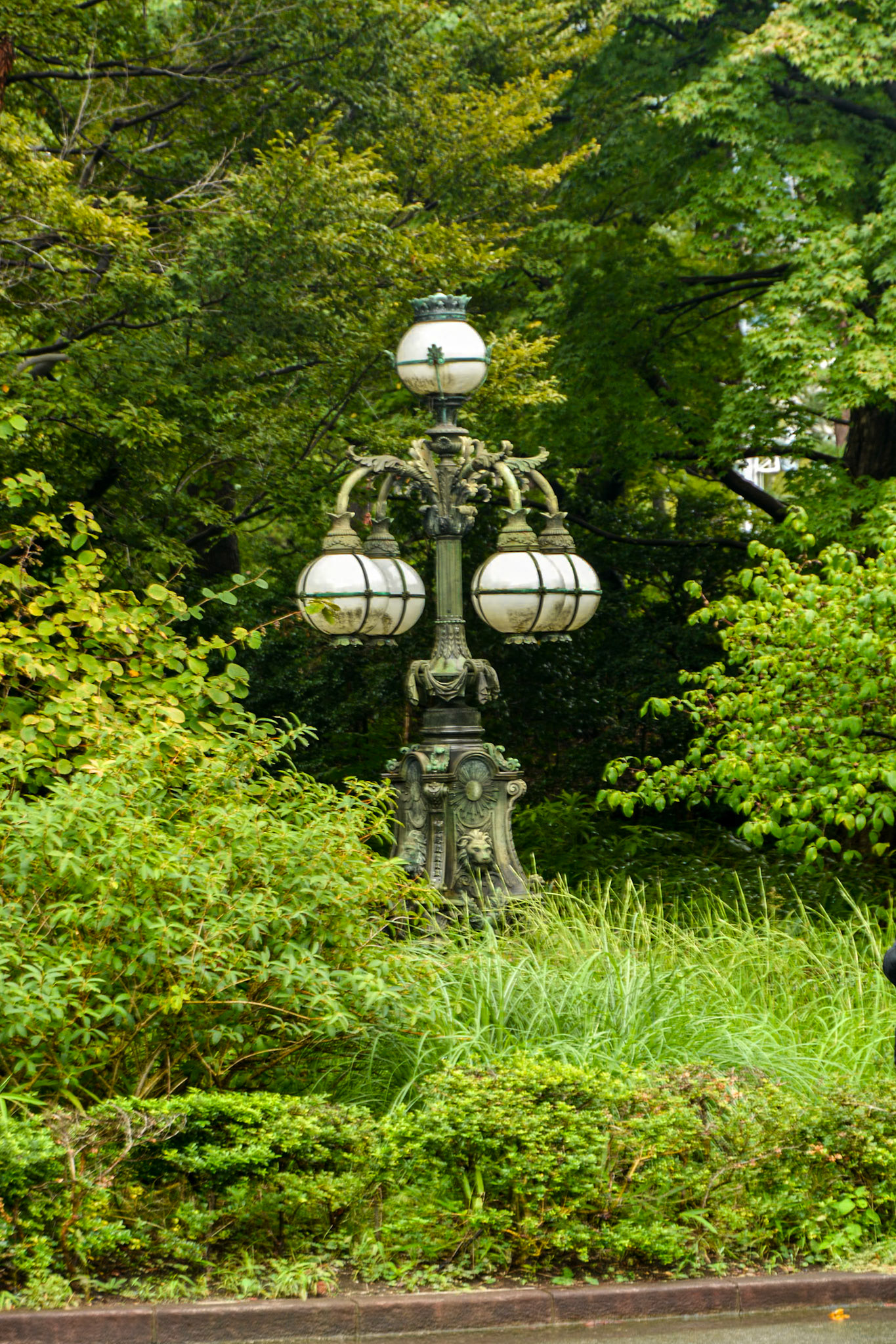 Ornate cast iron lamposts are interspersed throughout the gardens.