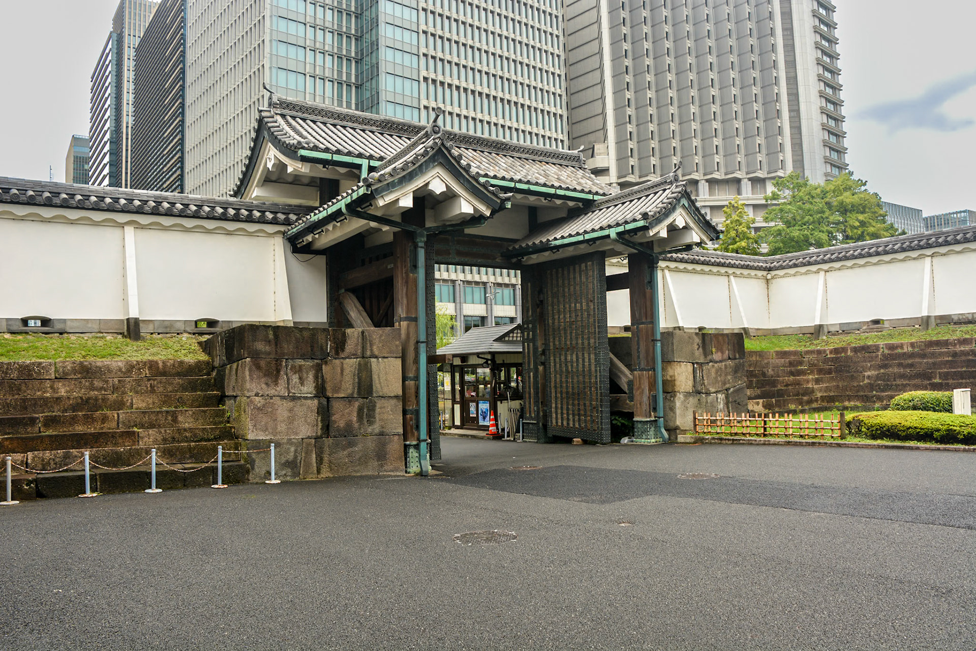 Ote-mon gate from the interior courtyard.