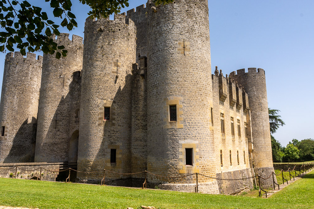 Charlemagne built the first fortification here, nothing remains of these but imposing ruins. In 1306, with the permission of the English King Edward I, Cardinal de la Mothe, built a second fortress (le Château Neuf).