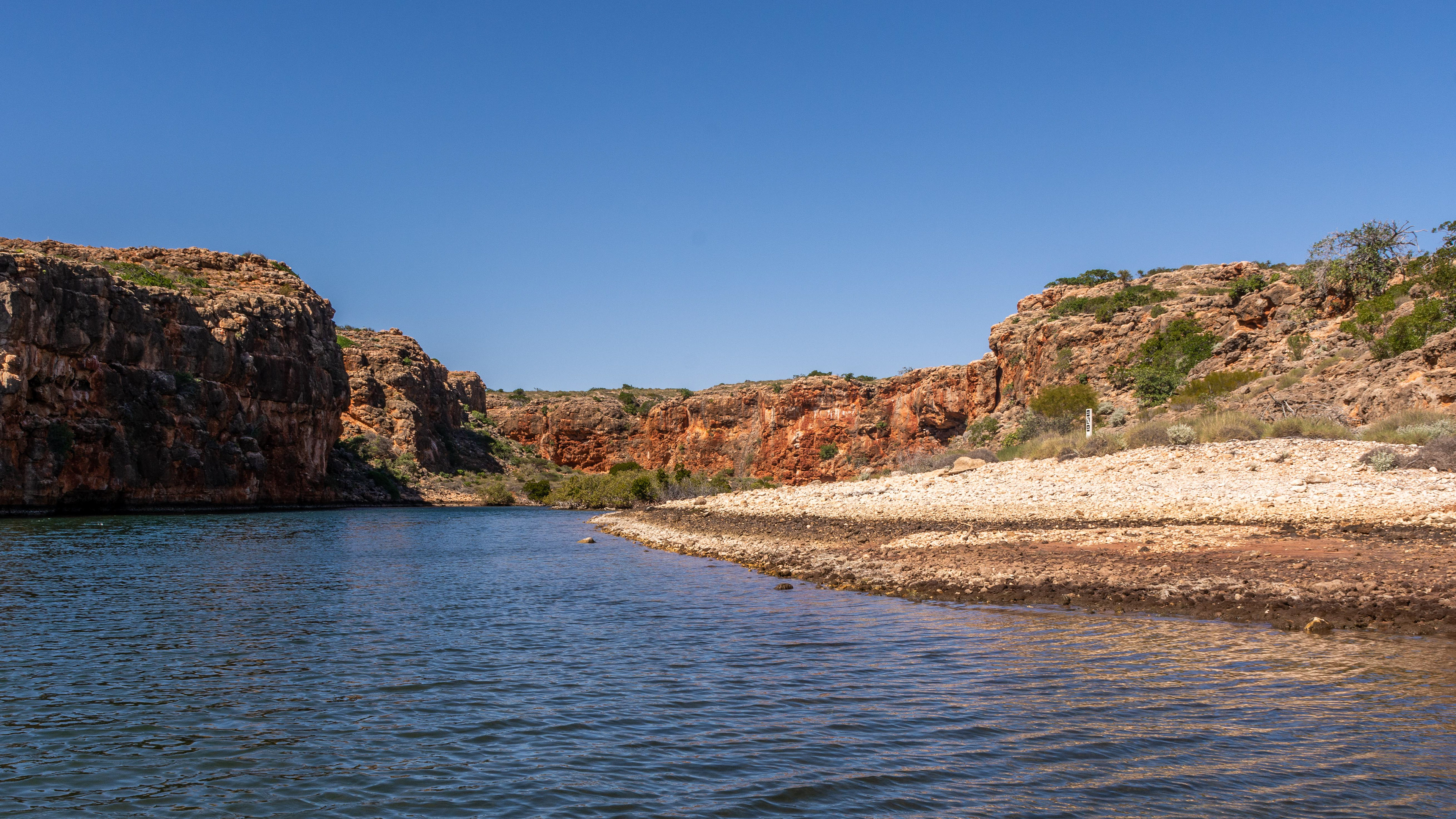 Yardie Ck - Heading upstream in the creek through the winding gorge through colourful and striking cliff faces.