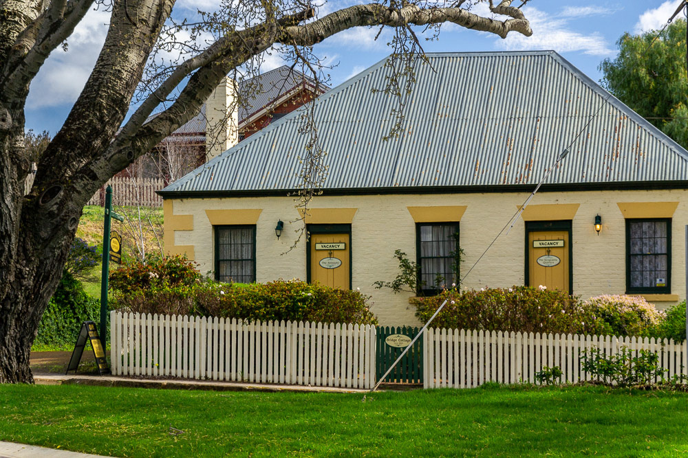 Bridge Cottage cieca 1823 is now an up-market B&B, unfortunately no information regarding its original purpose.