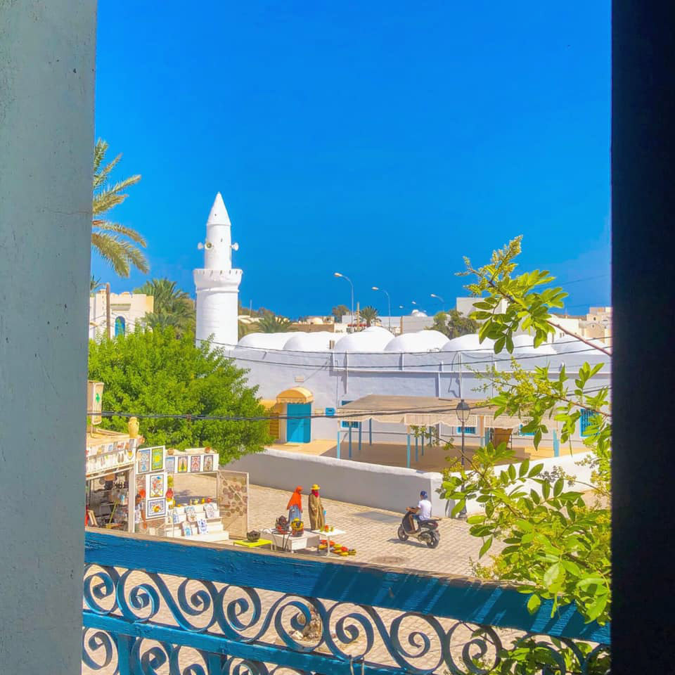 ..jumping to another Café and haven of peace in the core of southern Djerba harboring life in its simplest, as pure as the immaculate white typical of #Tunisia's #island #Architecture. Moment of delicacy pictured by Rania Ikbal Ouriemi