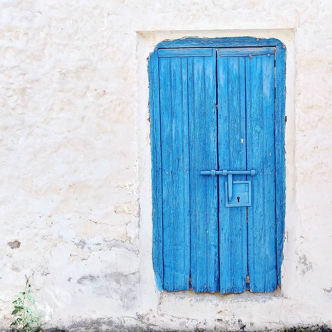 One more capture of life in its simplest, showcasing the epic Blue n' White palette of #Tunisia's #Architecture by Sea, this time from southern #Djerba island through the eyes of our guest Rute Obadia. Peaceful monday!