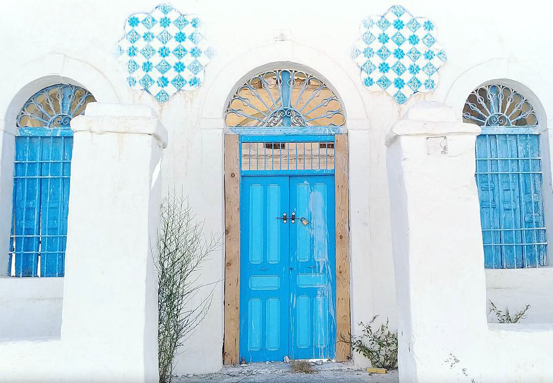 Next stop, a timeless one, somewhere around peaceful, cozy Erriadh, to admire its simple yet alluring #doors and #windows, cherished by #Tunisia's guest Rute Obadia in #Djerba.