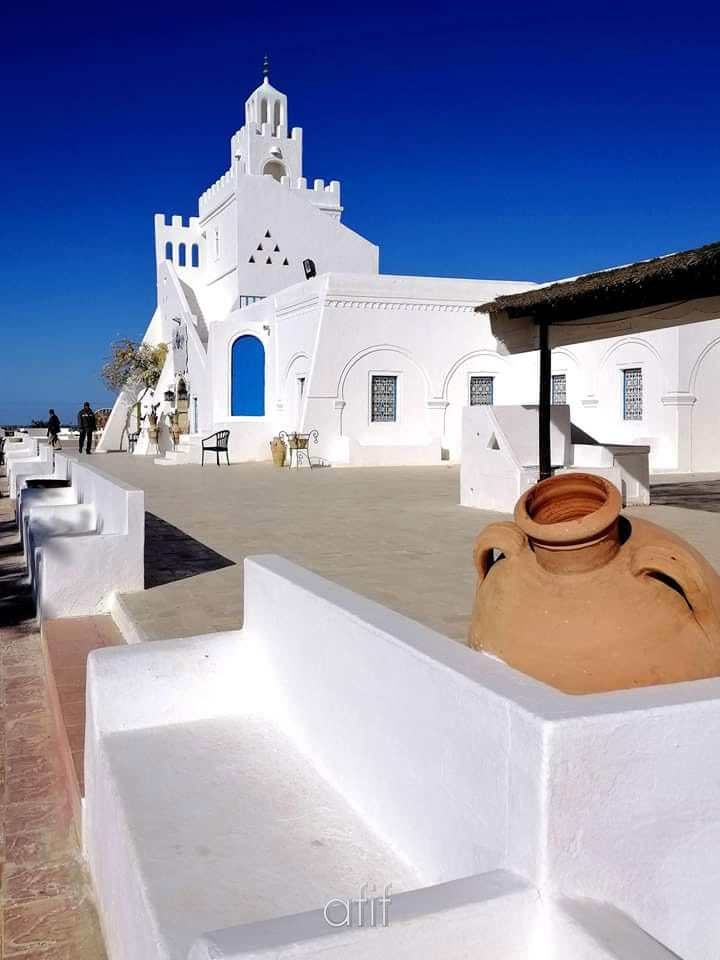 We resume our journey across the #island, toward one of its epic buildings : The Museum of Guellala, showcasing one more time the iconic immaculate white of Djerba's #architecture, captured by Afif Mehri, from southern #Tunisia.. Better week ahead!