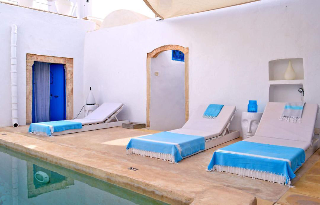 meandering around the enchanting little, secret world within a typical islander #guesthouse, portraying the refreshing shades of Djerba, pictured for you by Rania Ikbal Ouriemi, southern-eastern #Tunisia. Cooling Saturday!