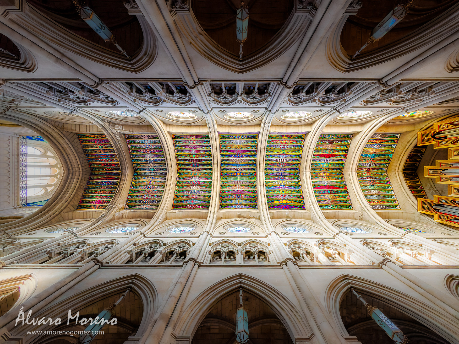 Techos de la nave central de la Catedral de la Almudena, Madrid.