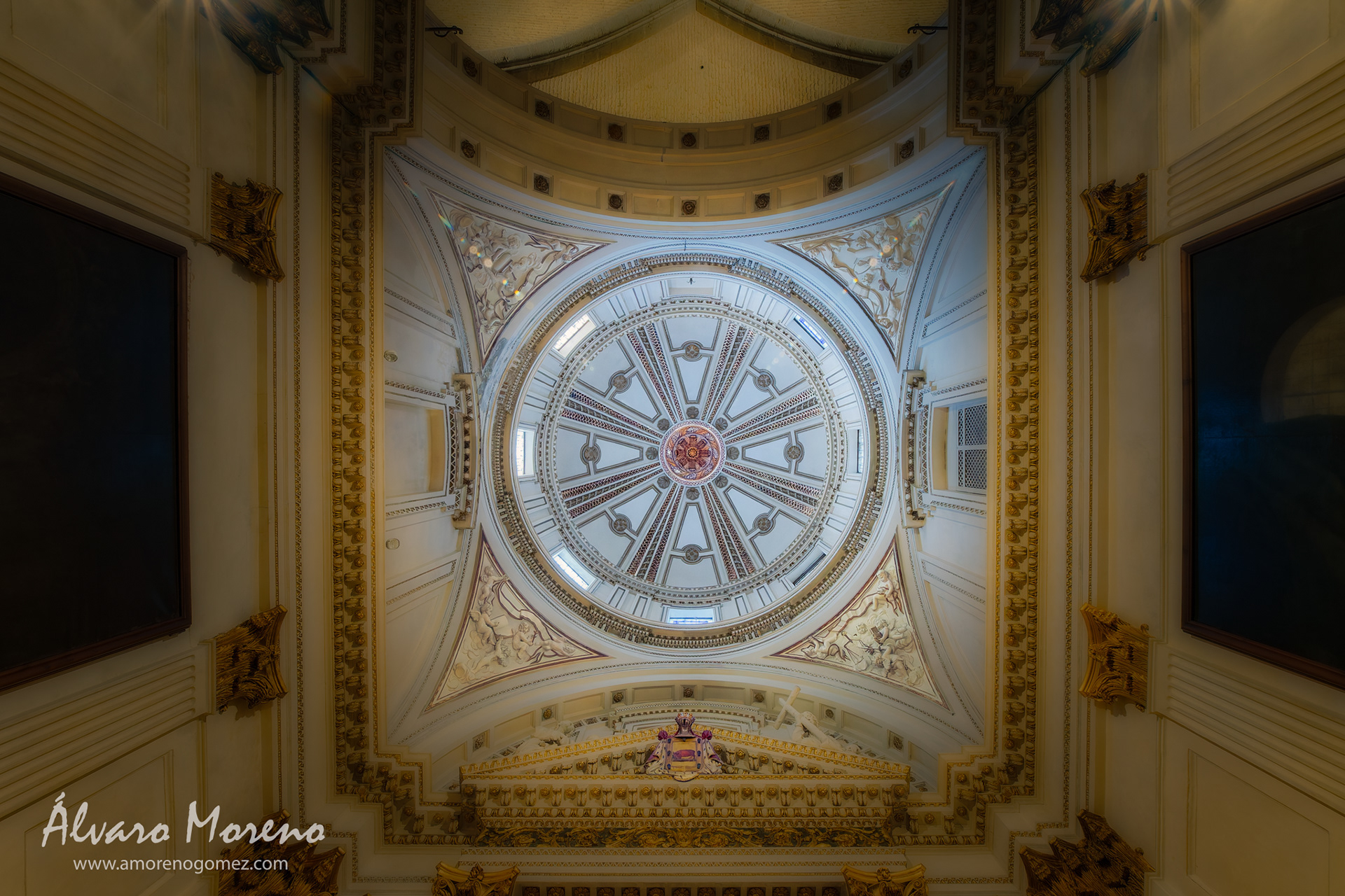 Cúpula de la Capilla de San Francisco de Borja en la Catedral de Santa María, en Valencia -- OM System OM-1 | M.Zuiko Digital ED 7-14mm F2.8 PRO --  ISO 2500 | 1/13 sec | f10 | 7mm