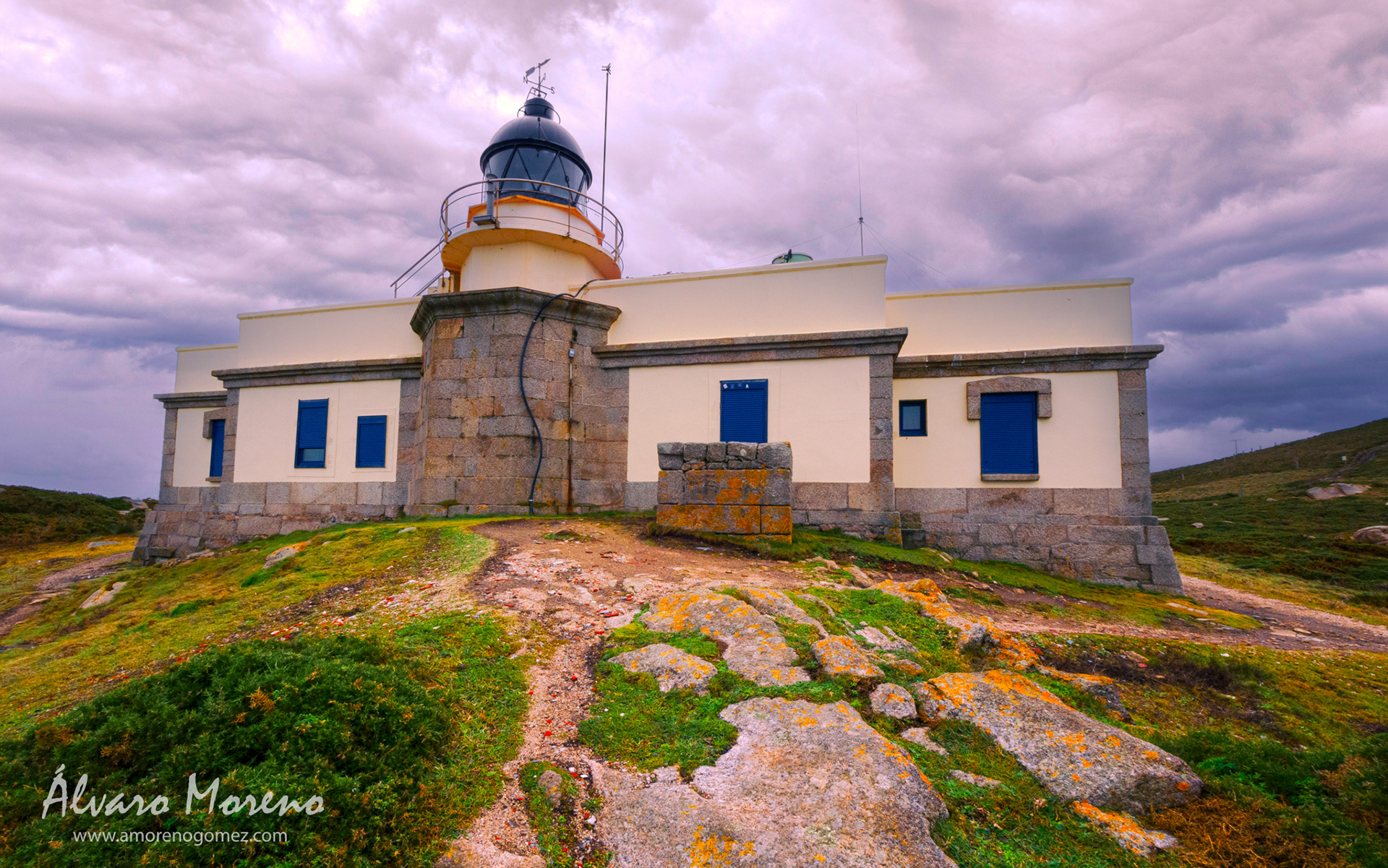 Faro de cabo Prior un nublado día de otoño.