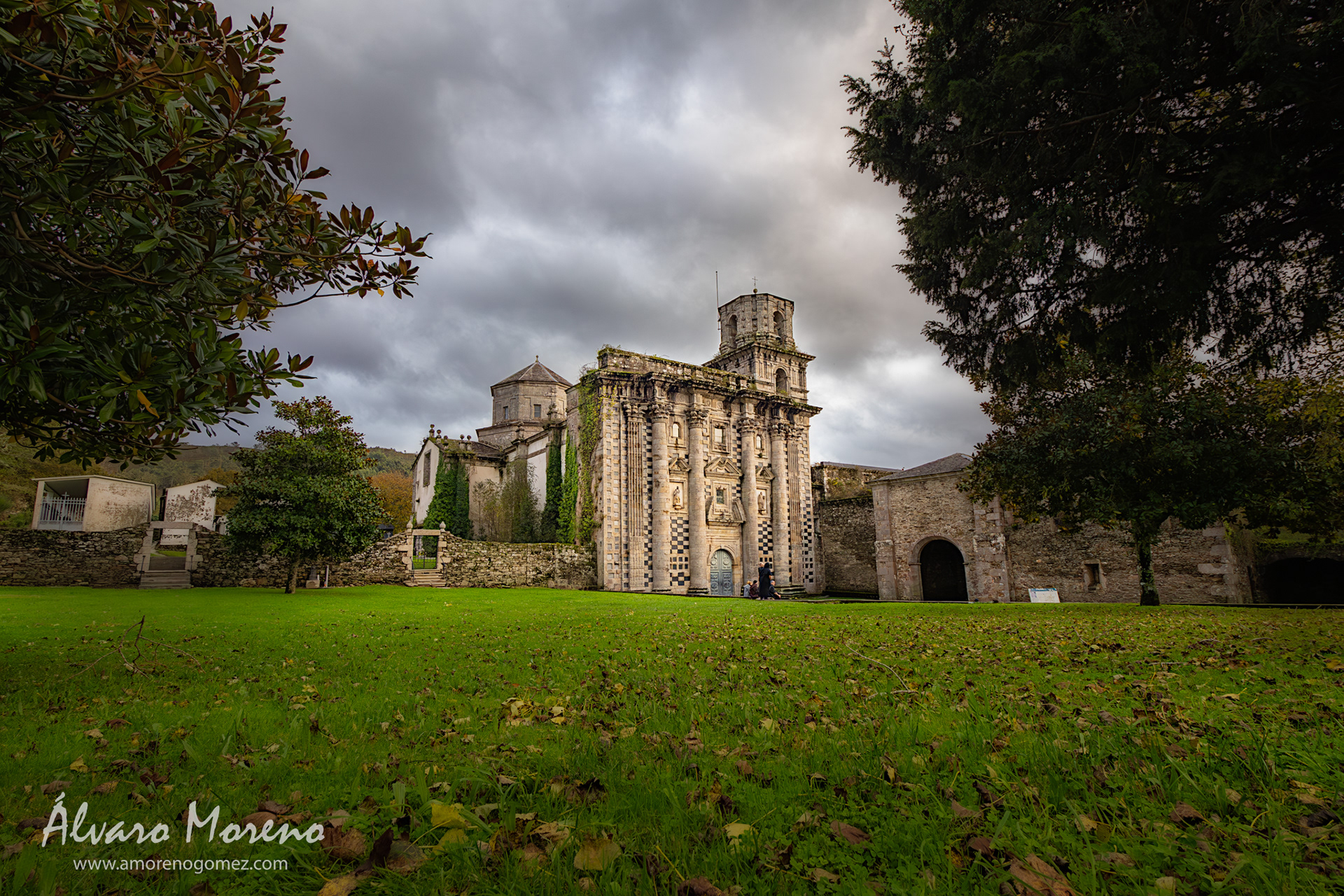 Vista de la fachada de la iglesia del monasterio abandonado de Santa María de Monfero desde un rincón.