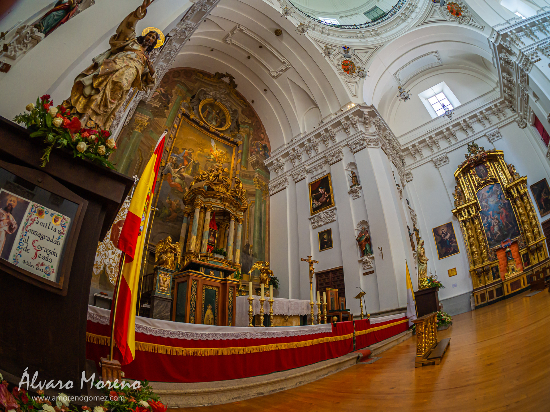 Panorámica del Altar Mayor y crucero con bandera de España en la Iglesia de San Ildefonso en Toledo.