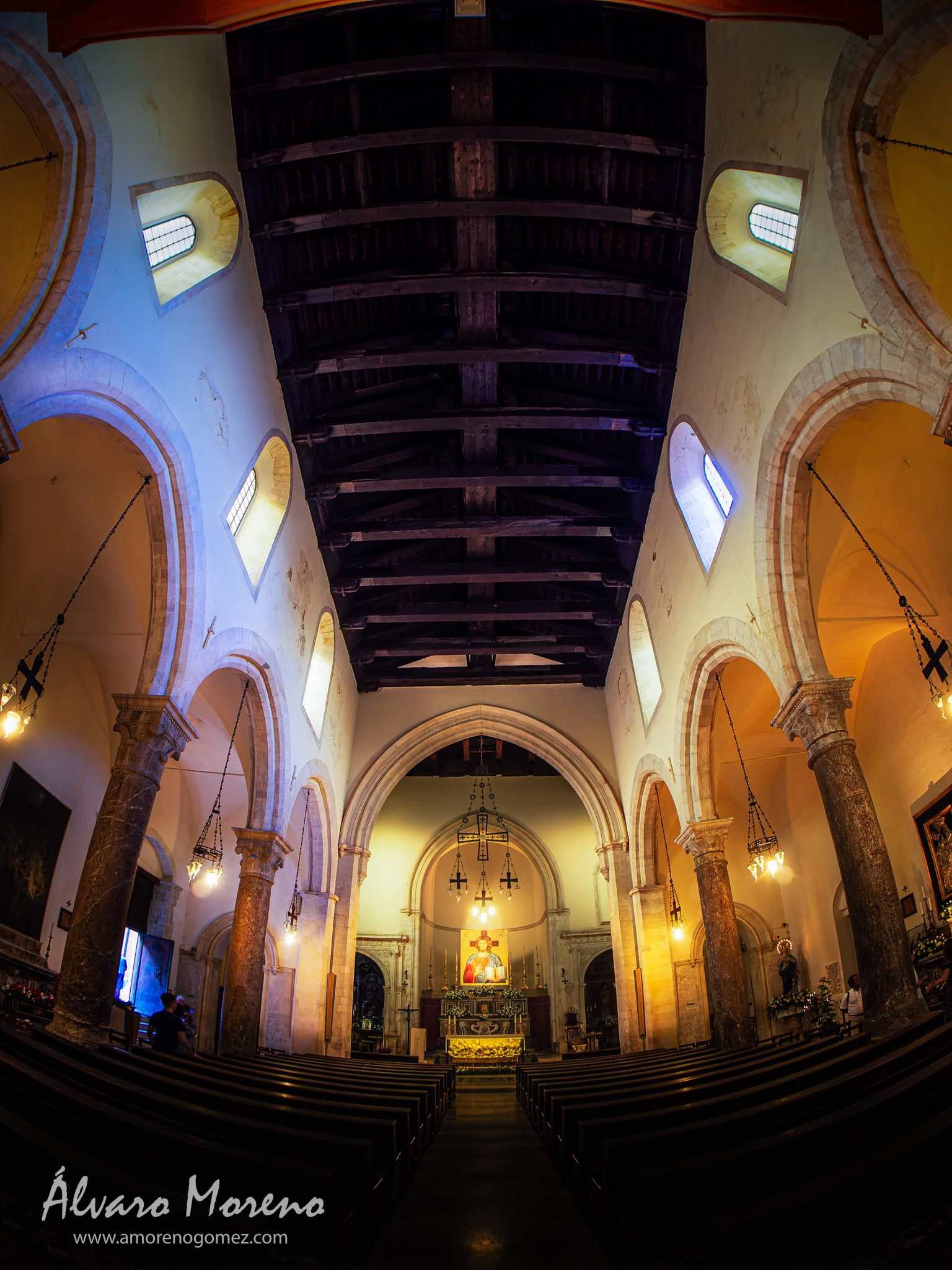 Nave principal y Altar Mayor de la Basílica Catedral de San Nicolás de Bari en Taormina, Sicilia, Italia