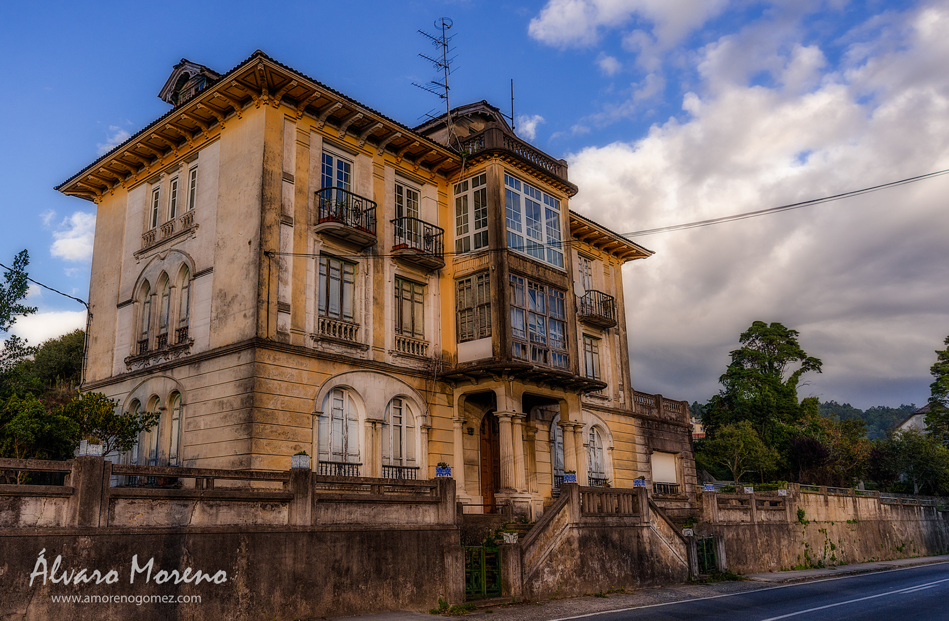 House in the place of Cardeita, in the parish of San Martín de Porto in Cabañas (La Coruña) Casa en el lugar de Cardeita, en la parroquia de San Martín de Porto en Cabañas (La Coruña)