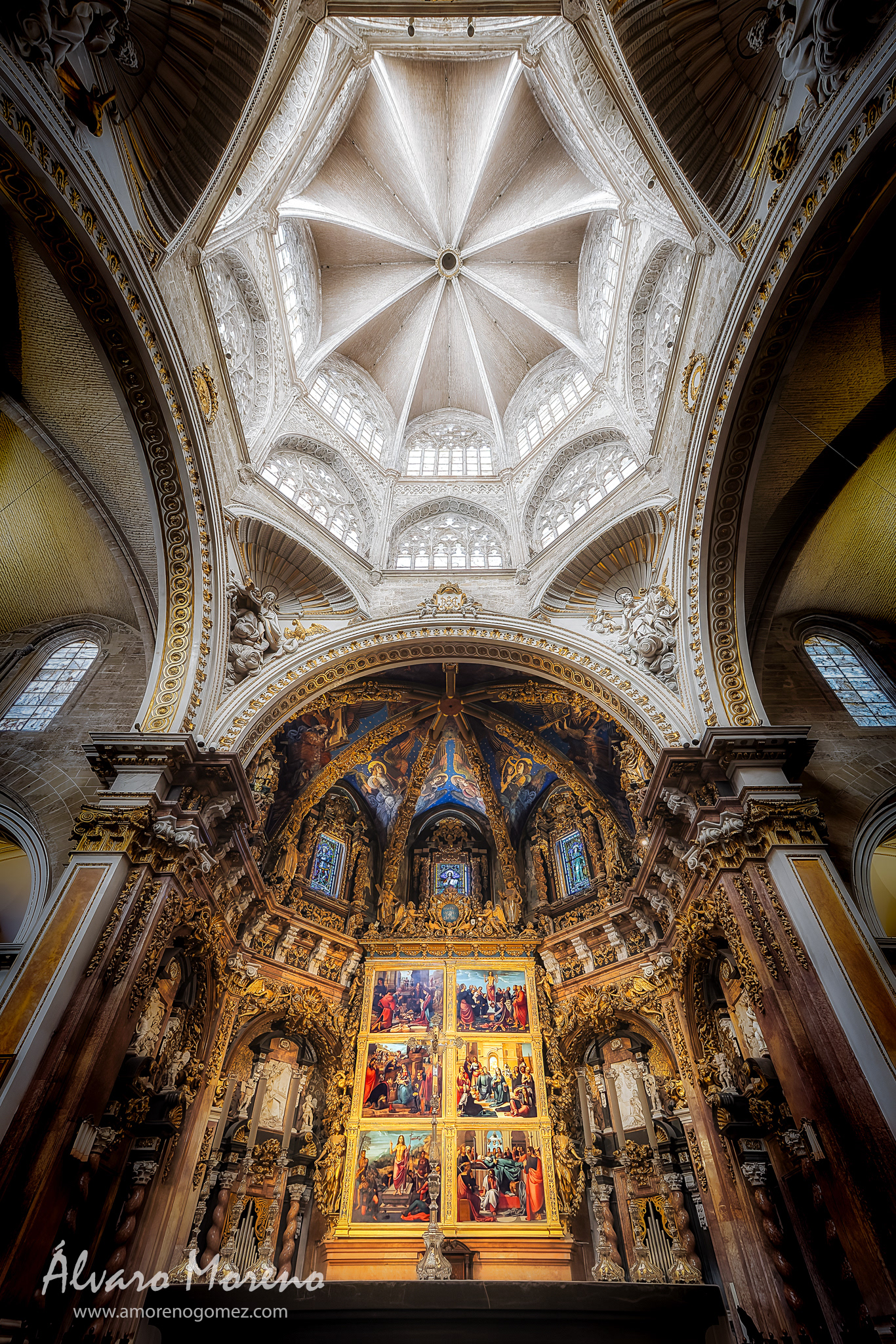 Vista del Altar Mayor y cimborrio de la Catedral-basílica metropolitana de la Asunción de Nuestra Señora de Valencia. Se puede ver el retablo mayor y las pinturas descubiertas a principios de siglo y que se encontraban bajo una bóveda barroca y el cimborrio que cubre el crucero.