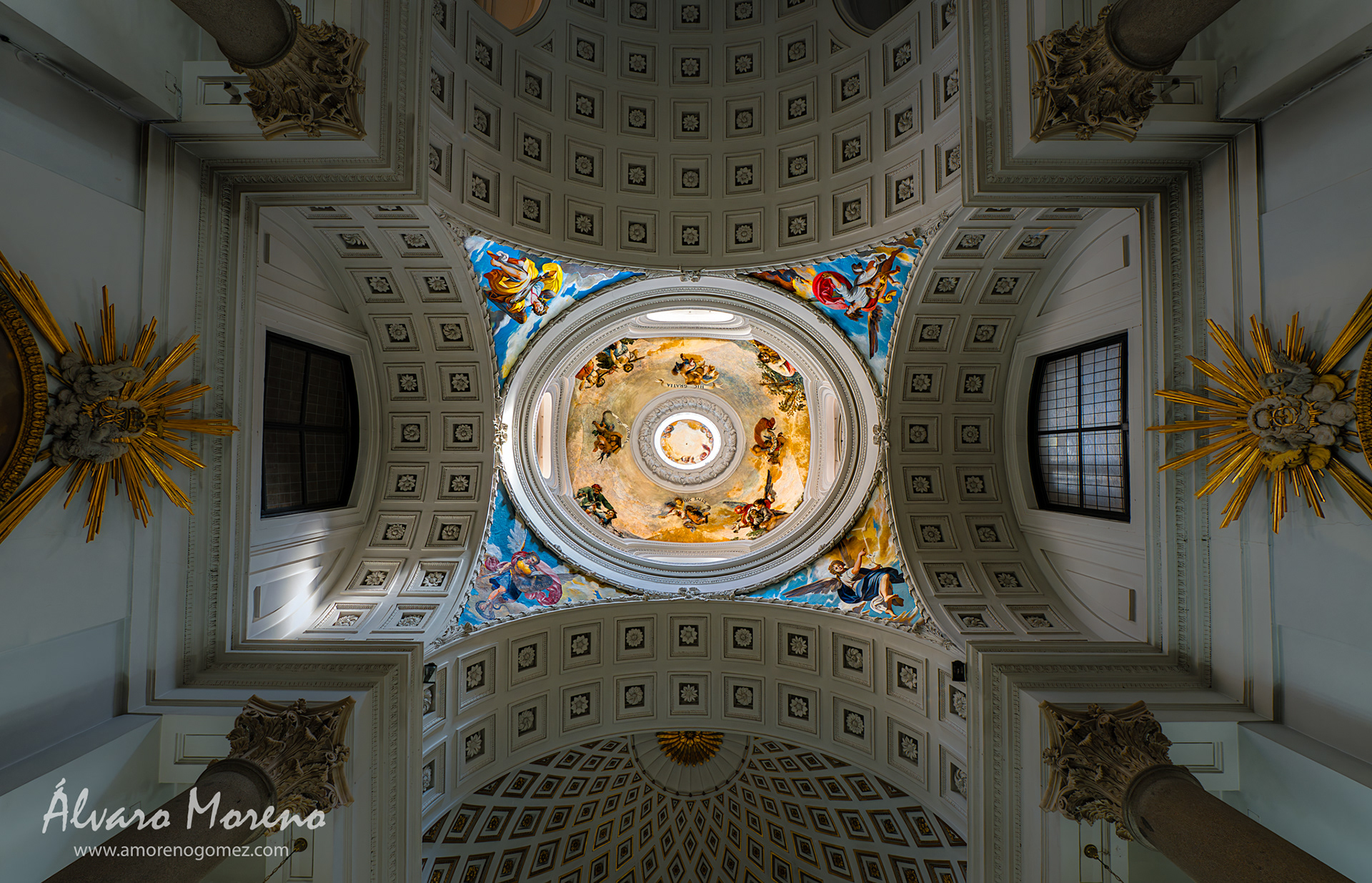 Vista del crucero y cúpula del Oratorio del Caballero de Gracia en Madrid.