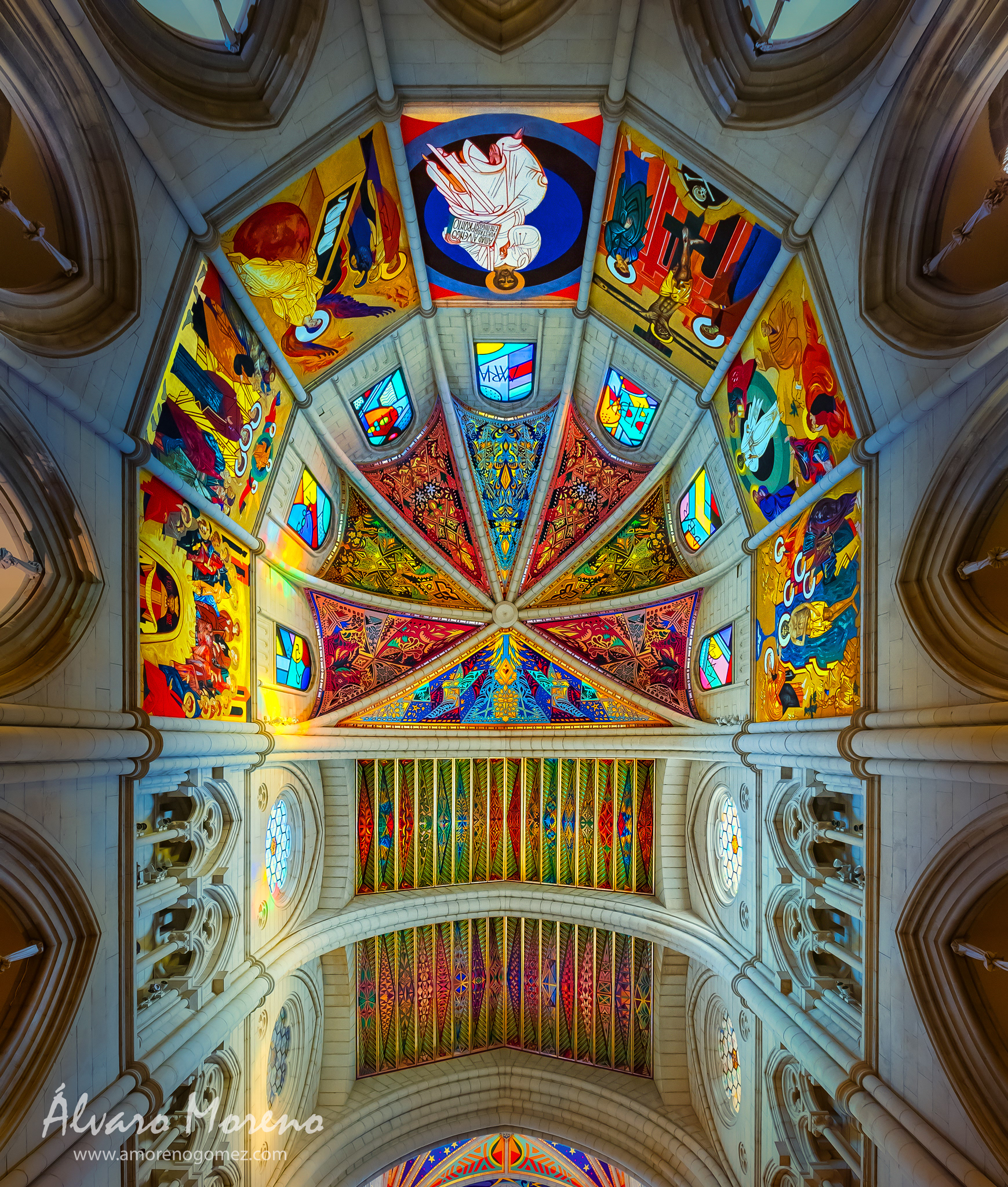 Techos del presbiterio en la Catedral de la Almundena, Madrid. durante el taller de @elartedelostechos.