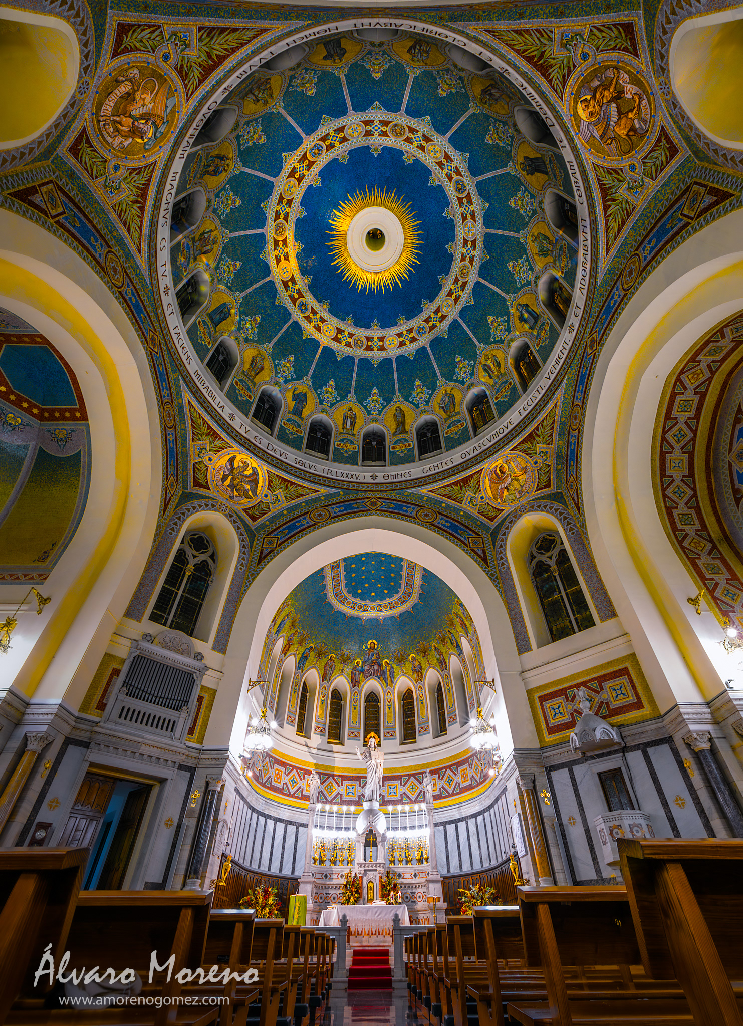 Cúpula y Altar Mayor de la iglesia San Manuel y San Benito