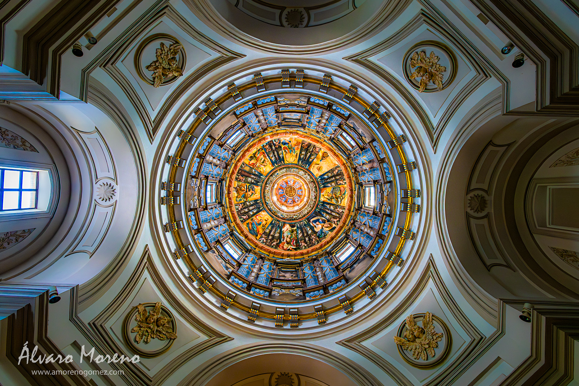 Cúpula de la capilla de las Santas Formas con pinturas de Juan Vicente de la Ribera en la Iglesia de Santa María la Mayor de Alcalá de Henares, Madrid.