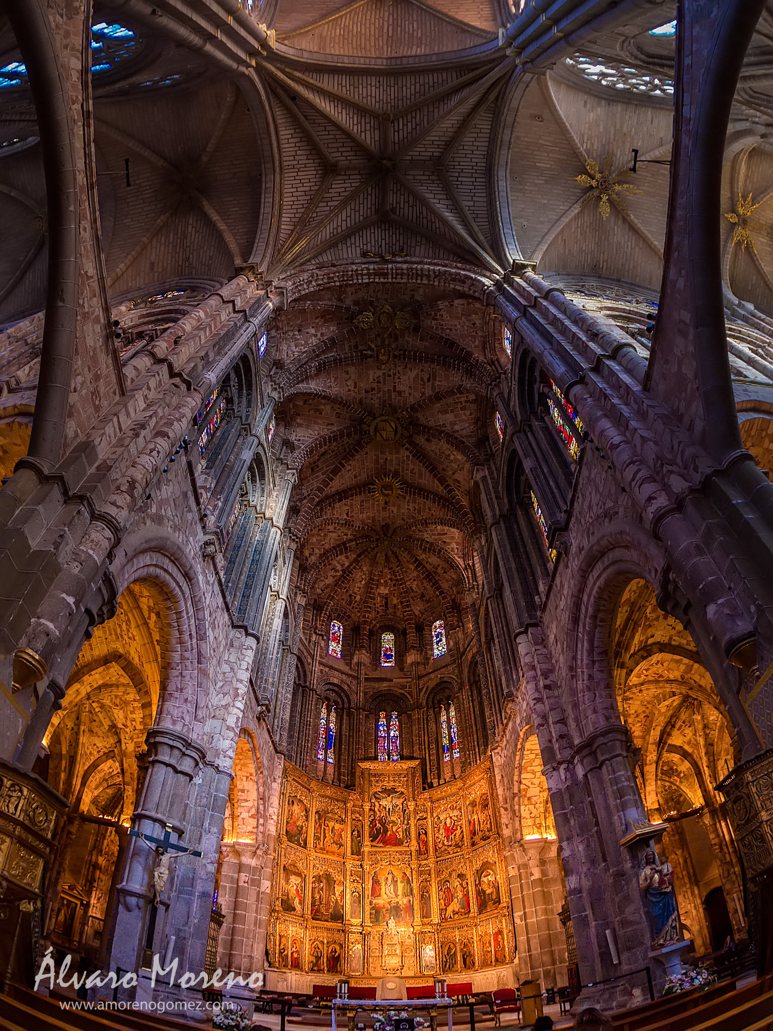 Cabecera de la Catedral de Ávila. Altar Mayor y bóvedas hasta el crucero. Presbytery  of the Cathedral of Avila. Main altar and vaults to the transept.