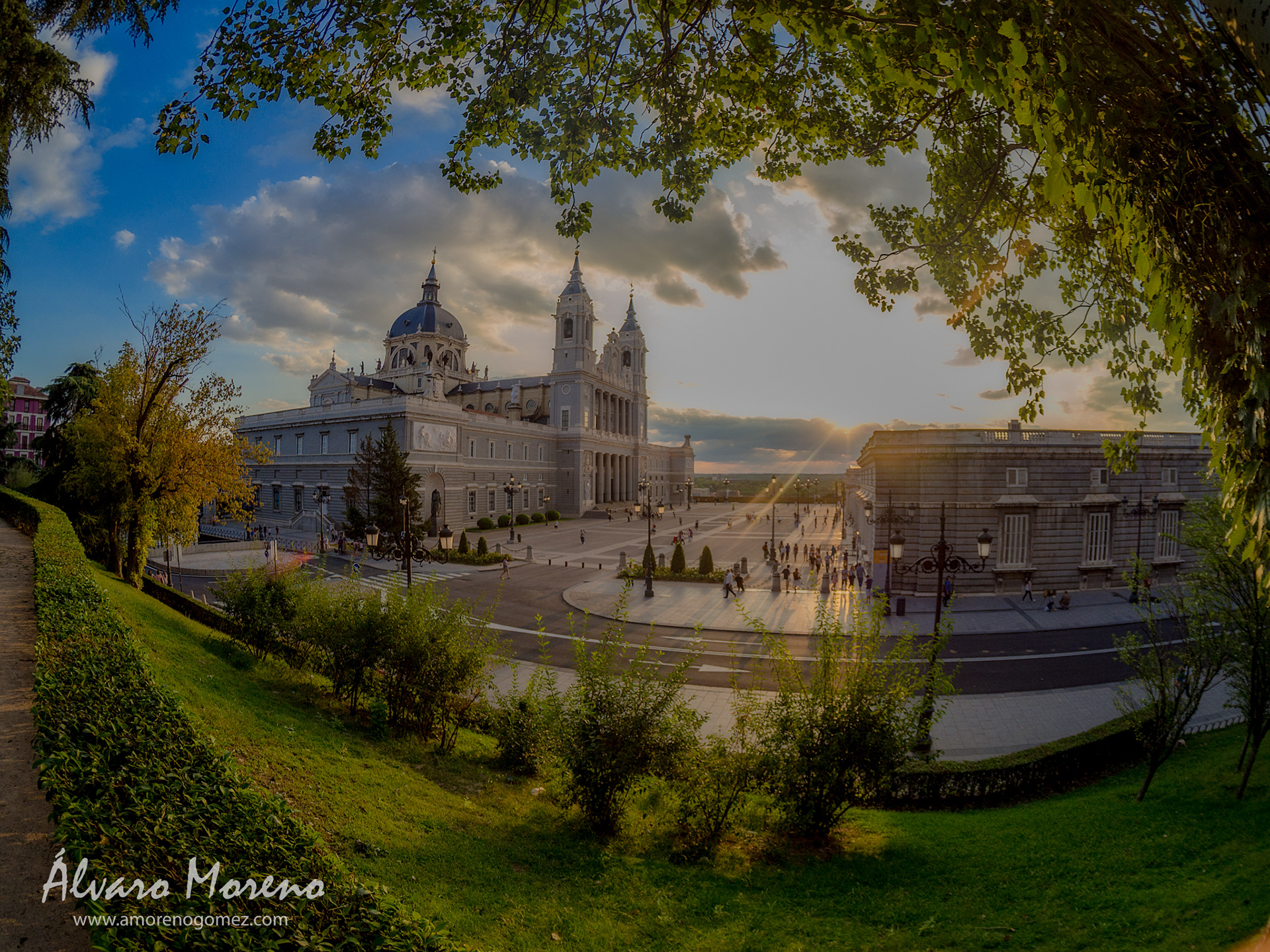 Vista de la Catedral de la Almudena al atardecer