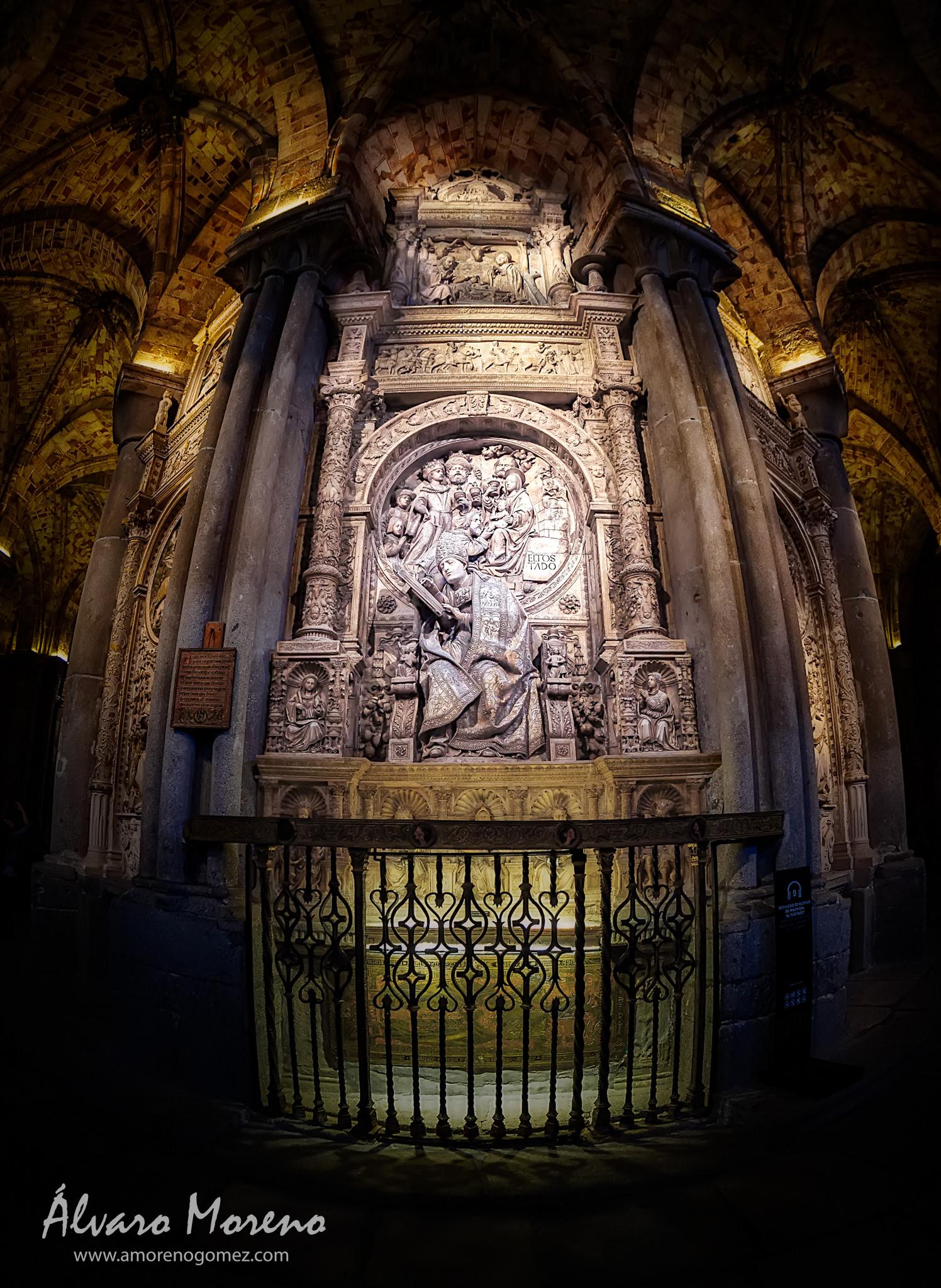 El Trasaltar de la Catedral de Ávila. Dedicado a la sepultura del obispo del siglo XV, Alonso Tostado y Ribera, más conocido como Alonso de Madrigal o El Tostado, que ocupó la cátedra entre 1449-1455 y destacó por su santidad y su ciencia. El cuerpo central se acepta como una de las obras magnas de la escultura del renacimiento en España