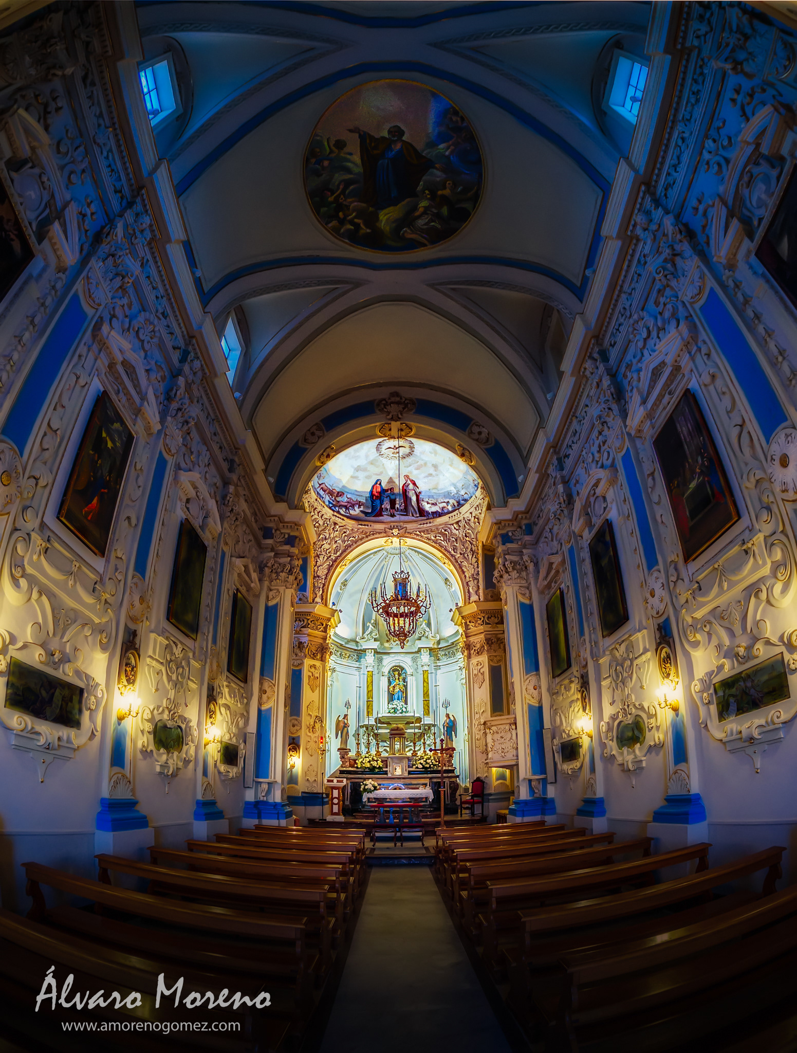 Vista de la nave y Altar Mayor de la Iglesia de San Giuseppe en Taormina, Sicilia, Italia