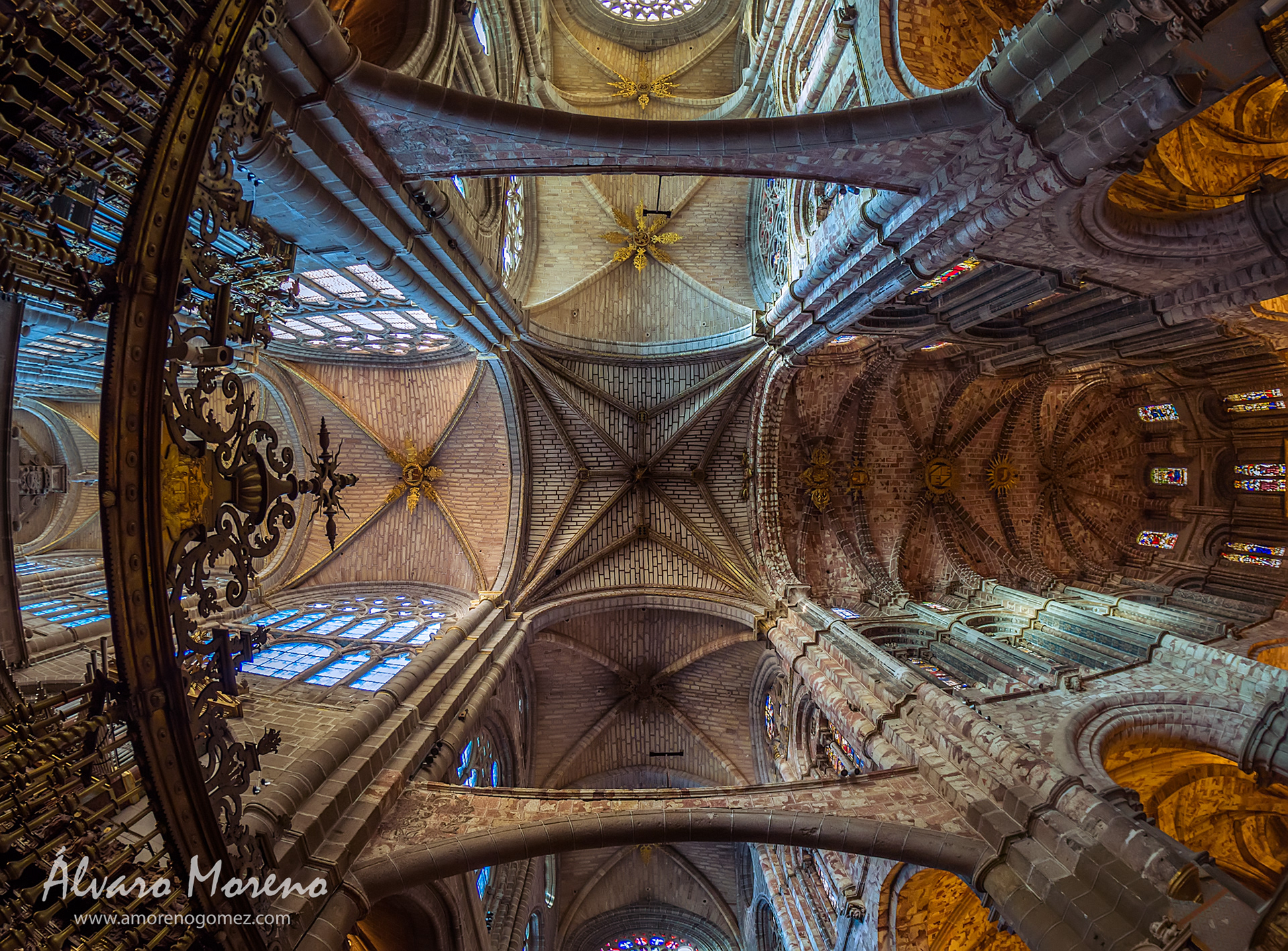 Nave principal y transepto de la Catedral de Ávila. Main nave and transept of the Cathedral of Avila.