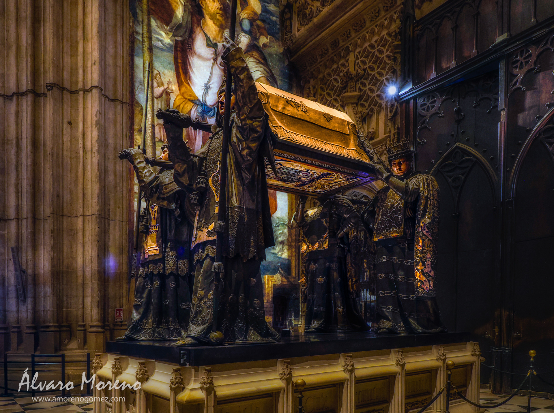 La majestuosa tumba de Cristóbal Colón en la Catedral de Sevilla -- OM System OM-1 | M.Zuiko Digital ED 7-14mm F2.8 PRO --  ISO 2500 | HDR | f6.3 | 13mm