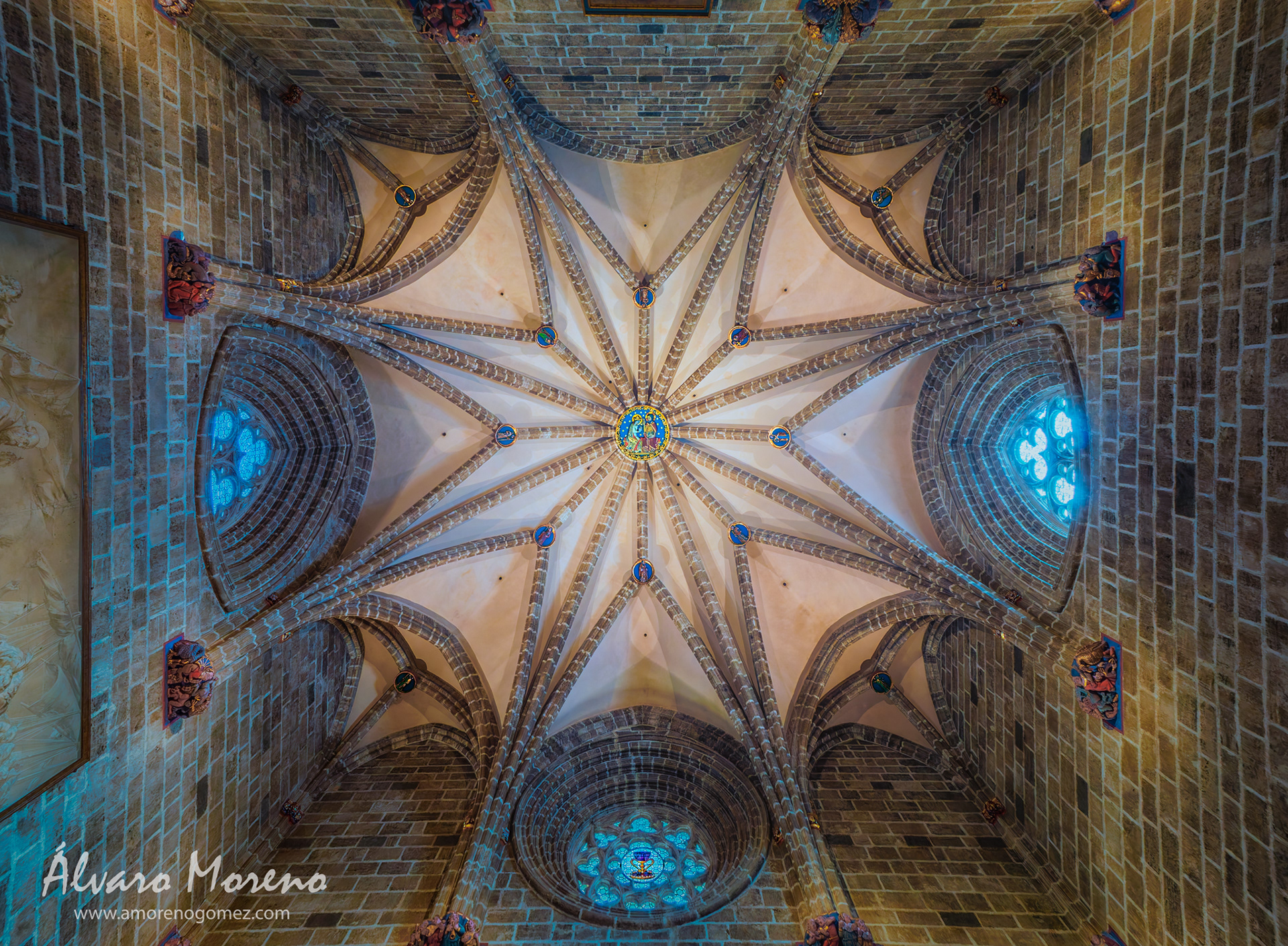 Vista de la cúpula estrellada de la Capilla del Canto Cáliz en la Catedral de Valencia