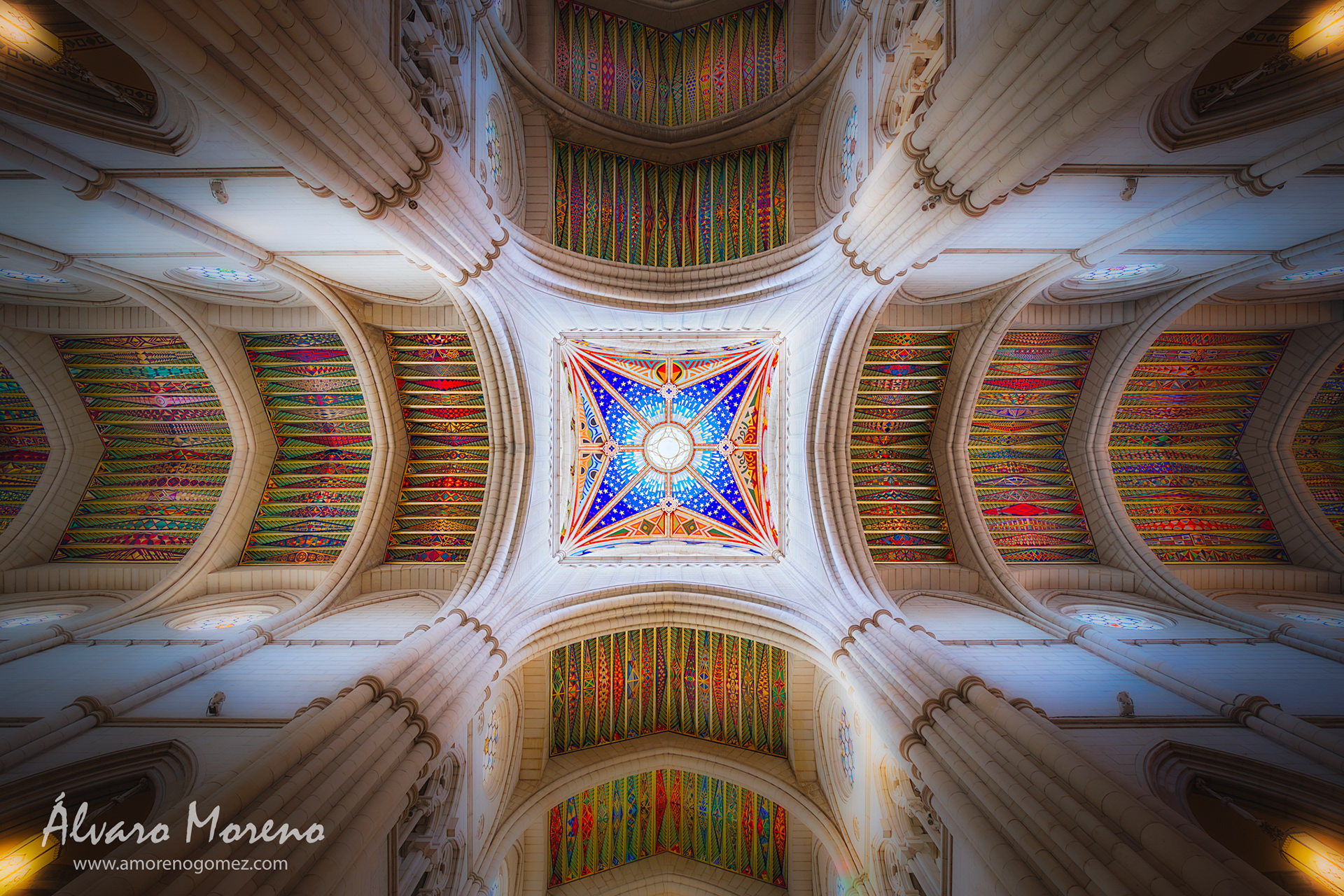 Vista del crucero y la cúpula de la Catedral de la Almudena en Madrid, Realizada durante el taller de www.elartedelostechos.com.