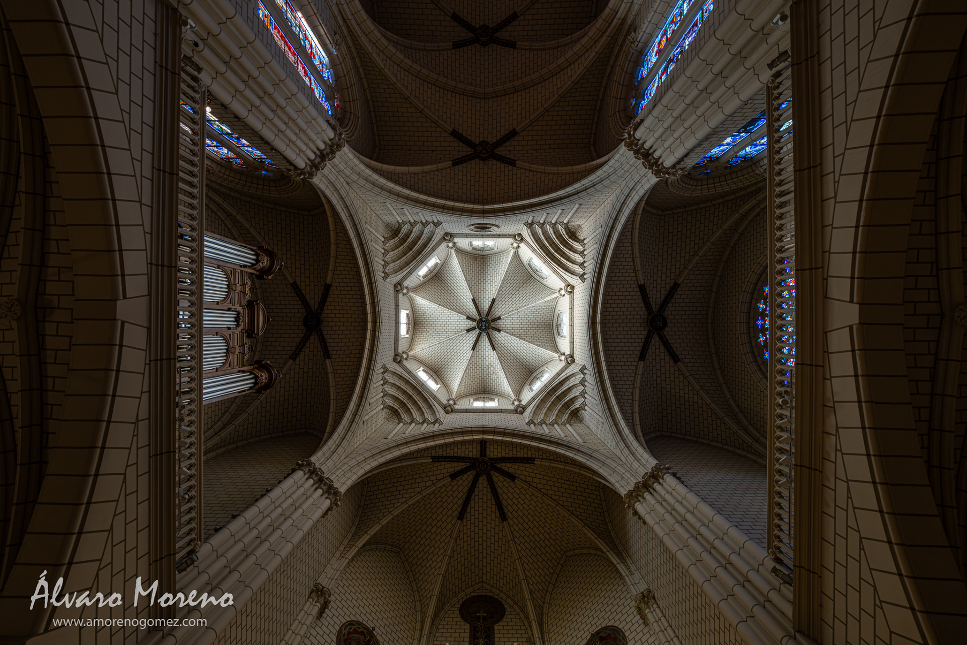 Vista del crucero y del cimborrio de la iglesia neogótica de Santa Cruz en Madrid. Diseño del marqués de Cubas iniciandose las obras en 1899 y finalizandose en 1902. Realizada en ladrillo y piedra de Colmenar.