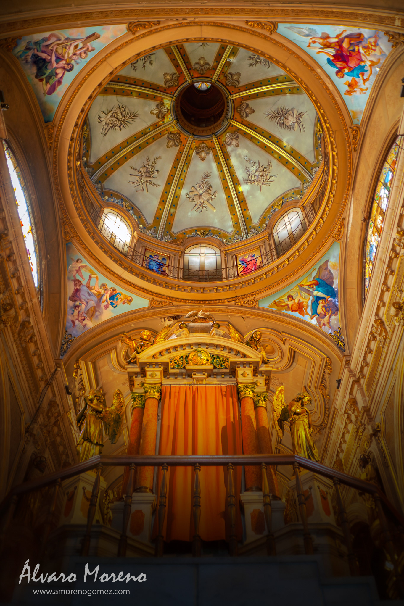 Vista del Altar Mayor desde la cabecera en la Catedral Metropolitana de Santiago, Chile -- Canon 350D | Tamron 18-200mm --  ISO 800 | 1/30 sec | f3.5 | 18mm