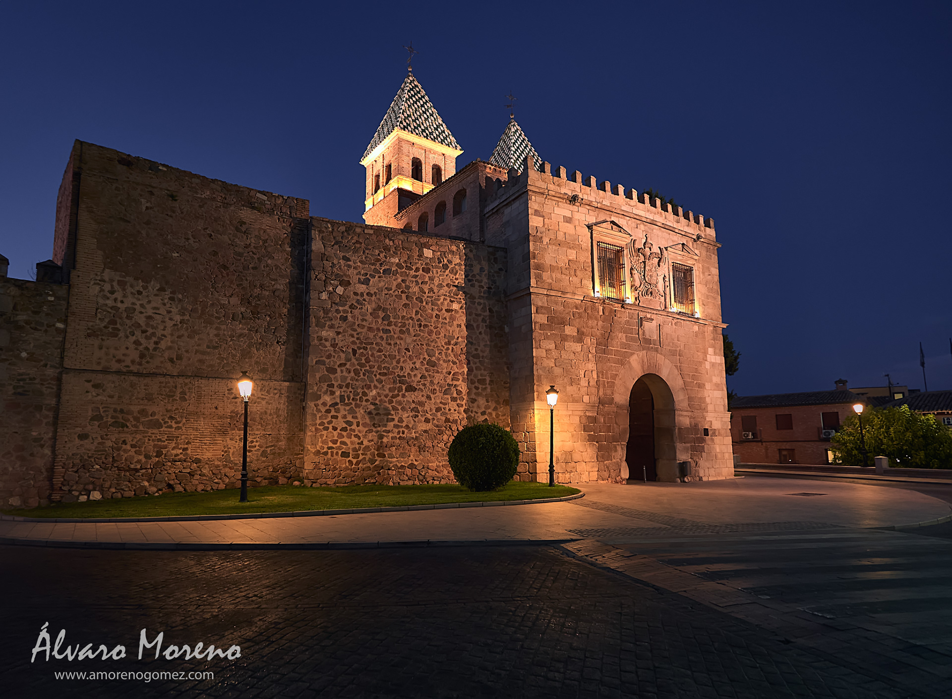 Vista de la Puerta de Bisagra por el interior de la ciudad de Toledo.