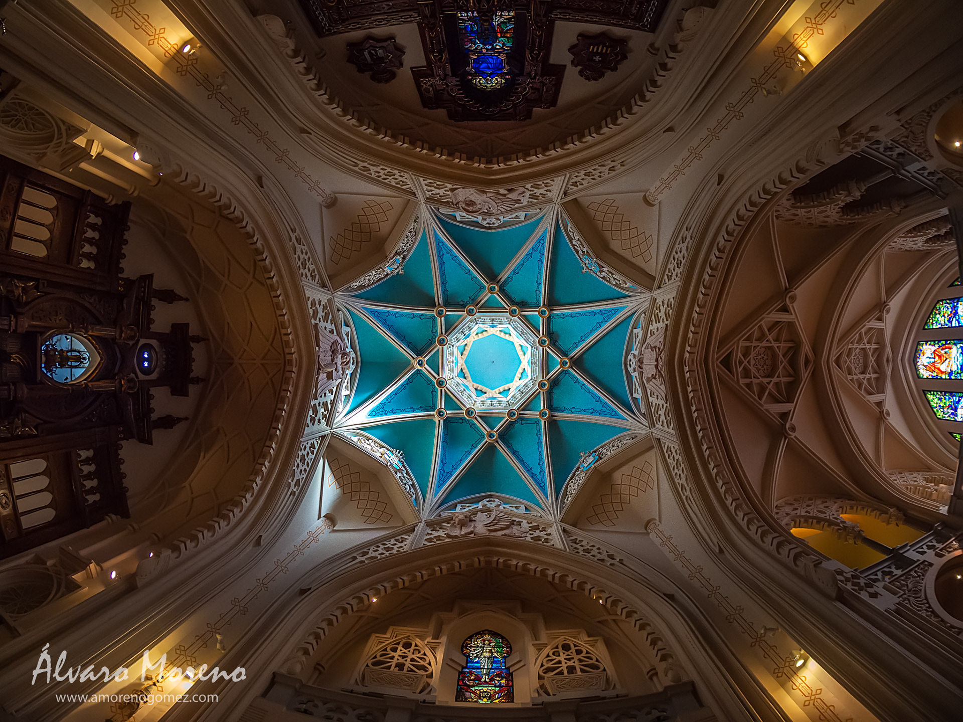 Cúpula celeste de la pequeña iglesia de la Buena Dicha (Madrid)