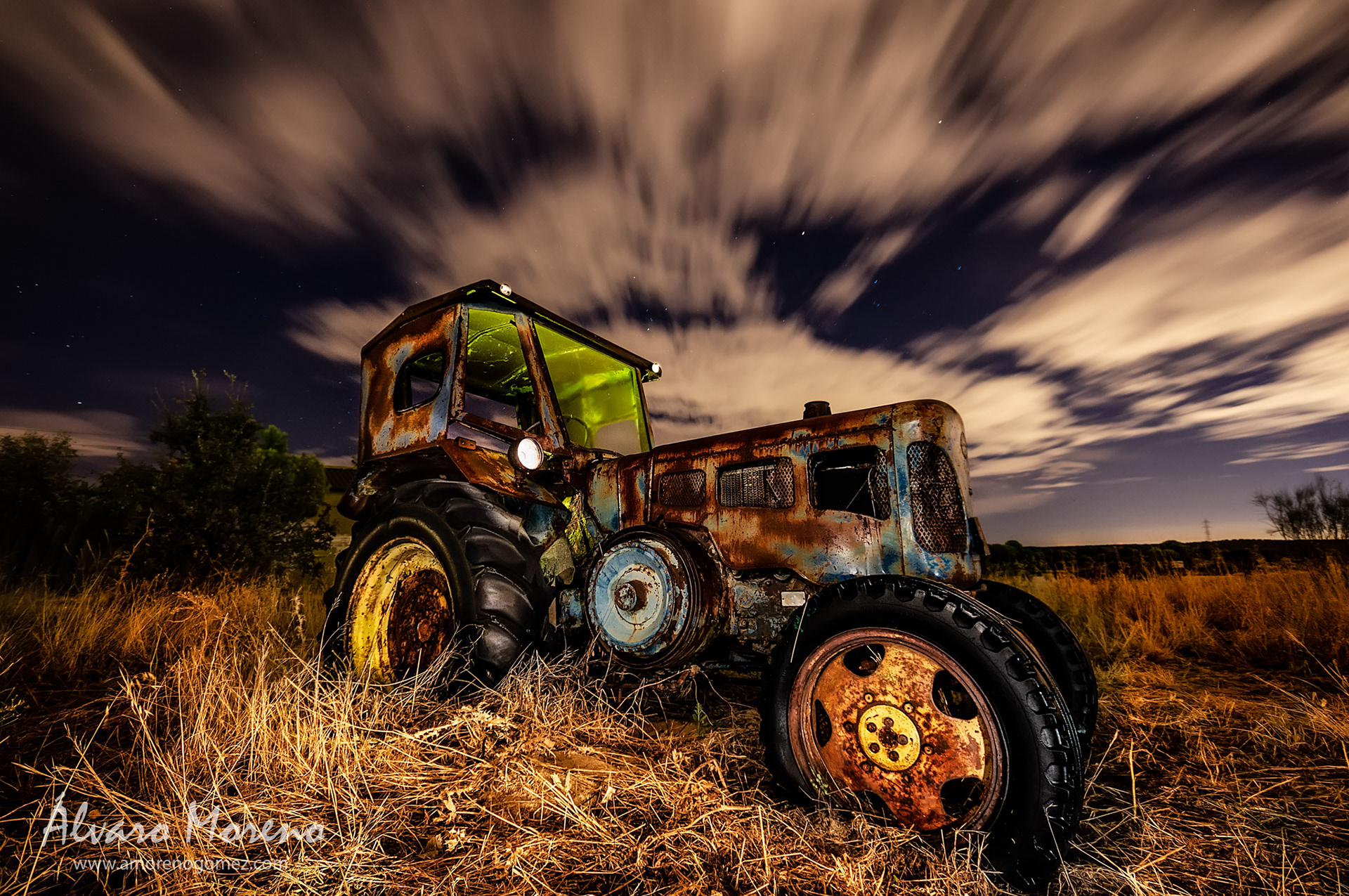 Tractor abandonado cerca de El Pinar de Las Rozas. Tractor abandoned near El Pinar de Las Rozas.
