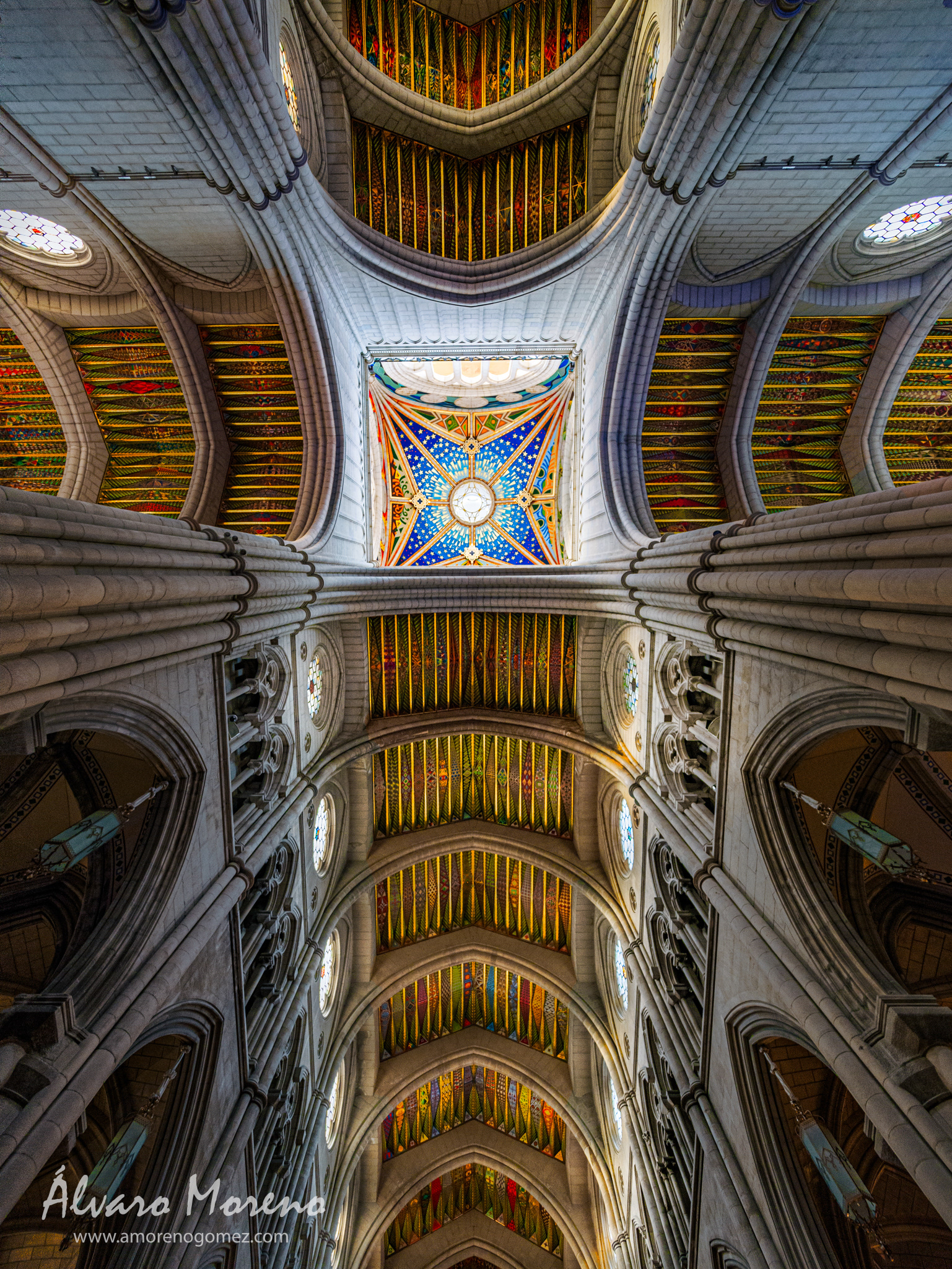 Crucero y bóveda de la Catedral de la Almudena. Crossing and vault of the Almudena Cathedral.