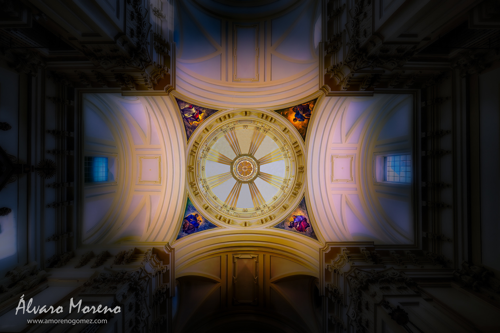 Cúpula de la Iglesia de San Martín de Tours, Madrid -- OM System OM-1 | Laowa 6mm F2.0 --  ISO 1600 | 1/4000 sec | f7.1 | 6mm