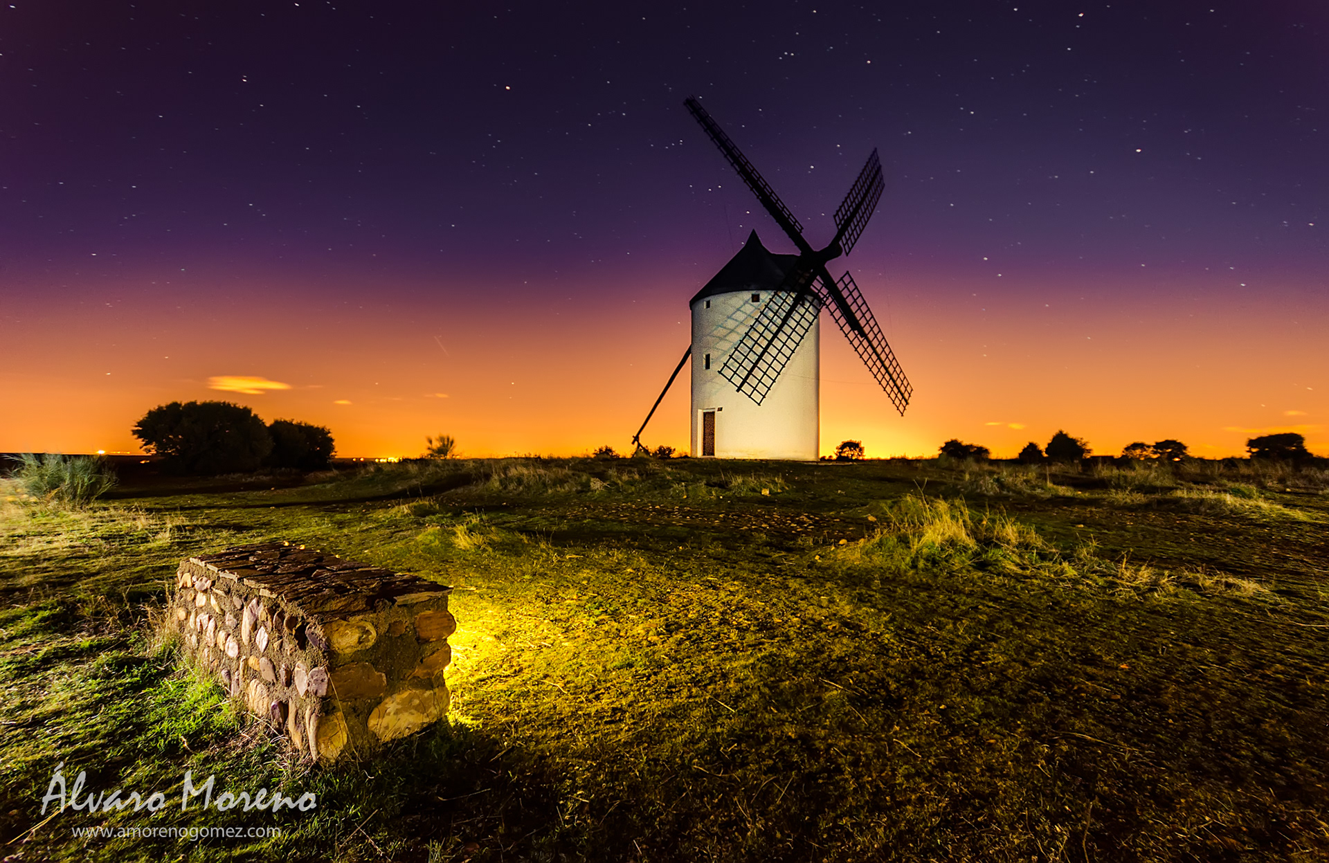 Molino de viento en Viñuelas (Guadalajara). Iluminado por linterna fría el terreno y cálida detrás del banco. Windmill in Viñuelas (Guadalajara, Spain). Warm and cold flashlight.