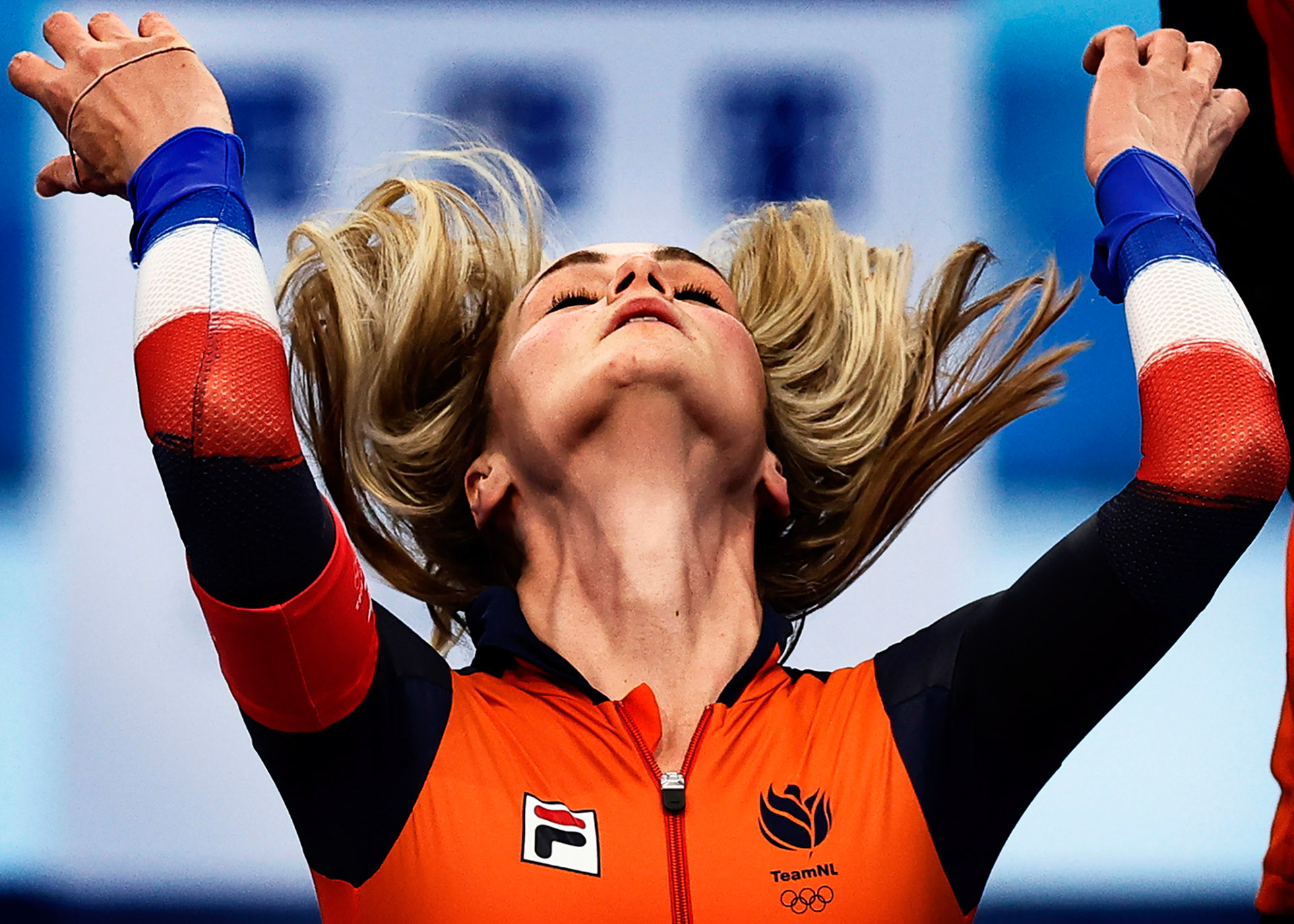 Irene Schouten prepareert zich voor haar gouden 3000 meter. De haren laat ze nog even wapperen voordat de kap van haar schaatspak eroverheen getrokken wordt.Foto: Pim Ras