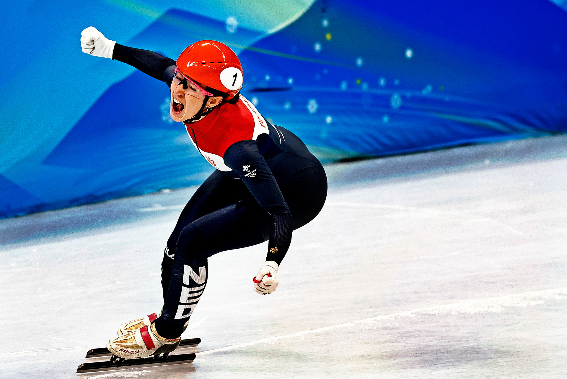 Suzanne Schulting prolongeert op magistrale wijze haar Olympische titel op de 1000 meter. Op de meet duwt ze haar schaats eerder over de streep als zilveren Minjeong Choi. Daarna maakt zei haar ereronde met de knuffel met Jeroen Otter en haar Belgische vriendin die derde werd.Foto: Pim Ras