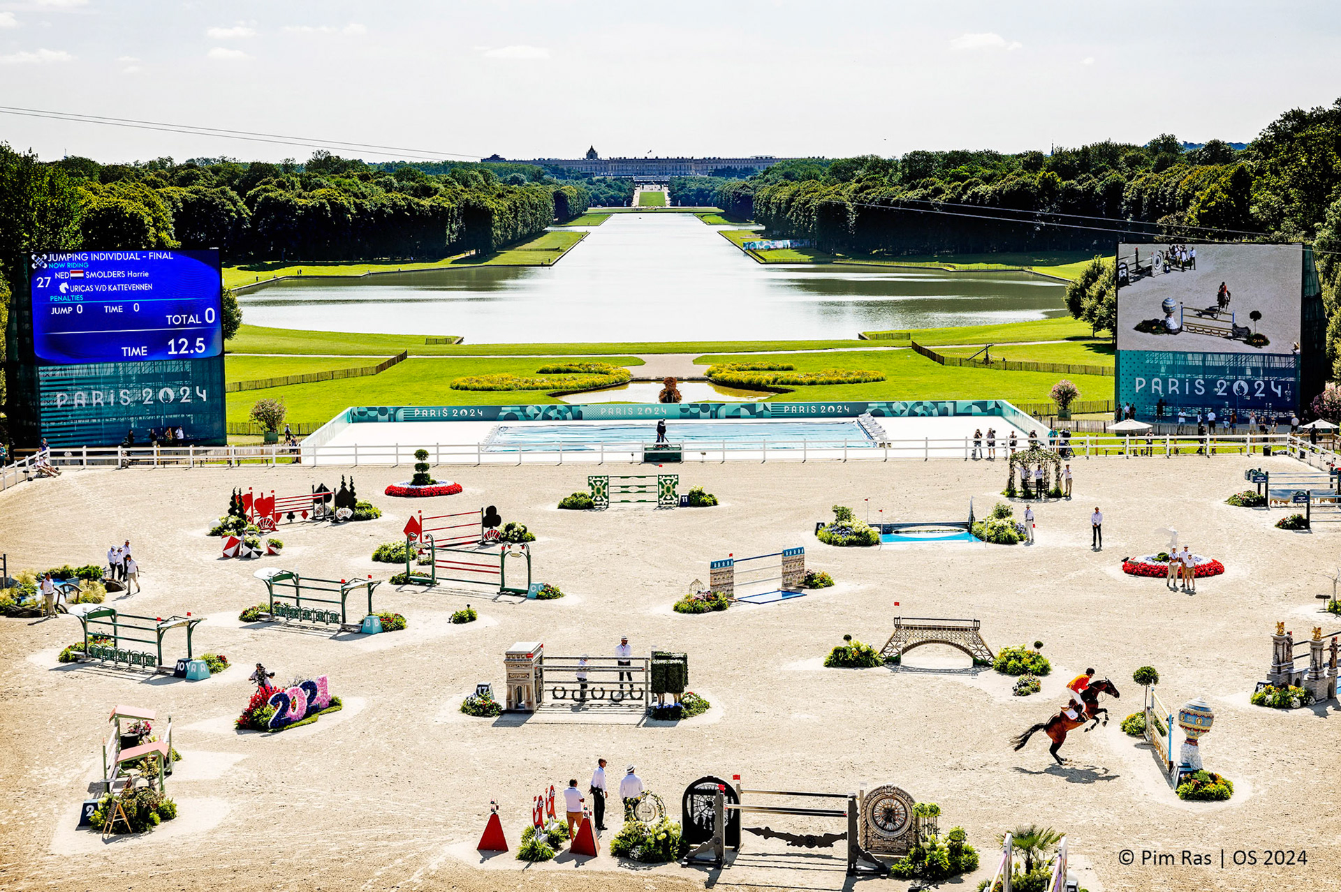 Olympische Spelen 2024 ParijsHarrie Smolders bezig aan zijn parcours met de tuinen van Versailles op de achtergrondFoto ; Pim Ras