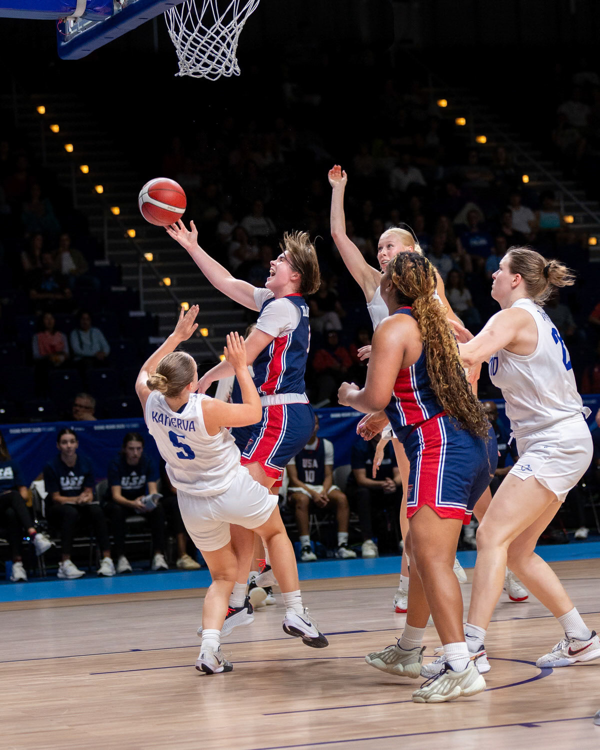Nr. 8 Shooting guard CLARA ADLEE BLACKLOCK scores for the USA despite a hard defense of the Finish player.