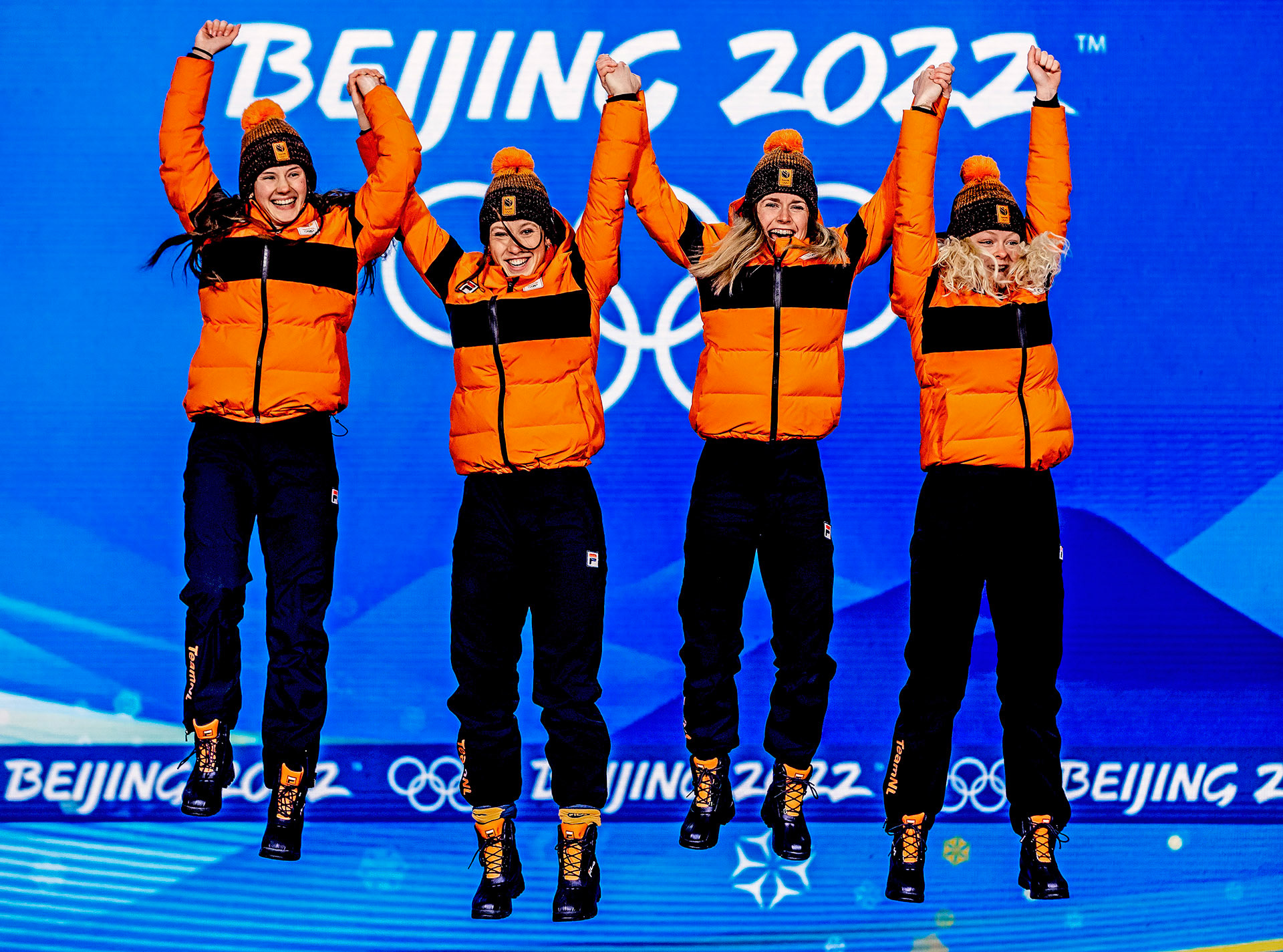 Selma Poutsma, Suzanne Schulting, Yara van Kerkhof en Xandra Velzeboer springen een gat in de lucht als zij wqrden gehuldigd als Olympisch kampioenen op Medal Plaza.Foto: Pim Ras