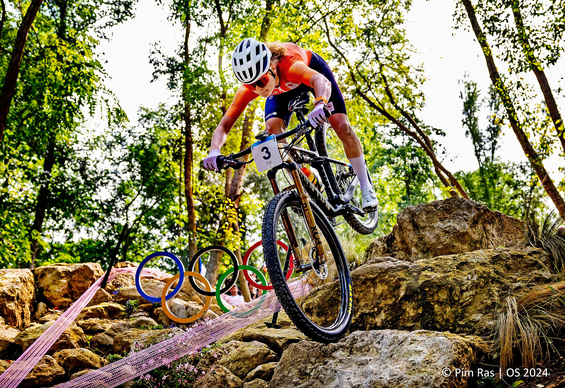 Olympische Spelen Parijs 2024Puck Pieterse neemt de horde met de Olympische ringen. Toen lag ze nog op de tweede plaatsFoto ; Pim Ras