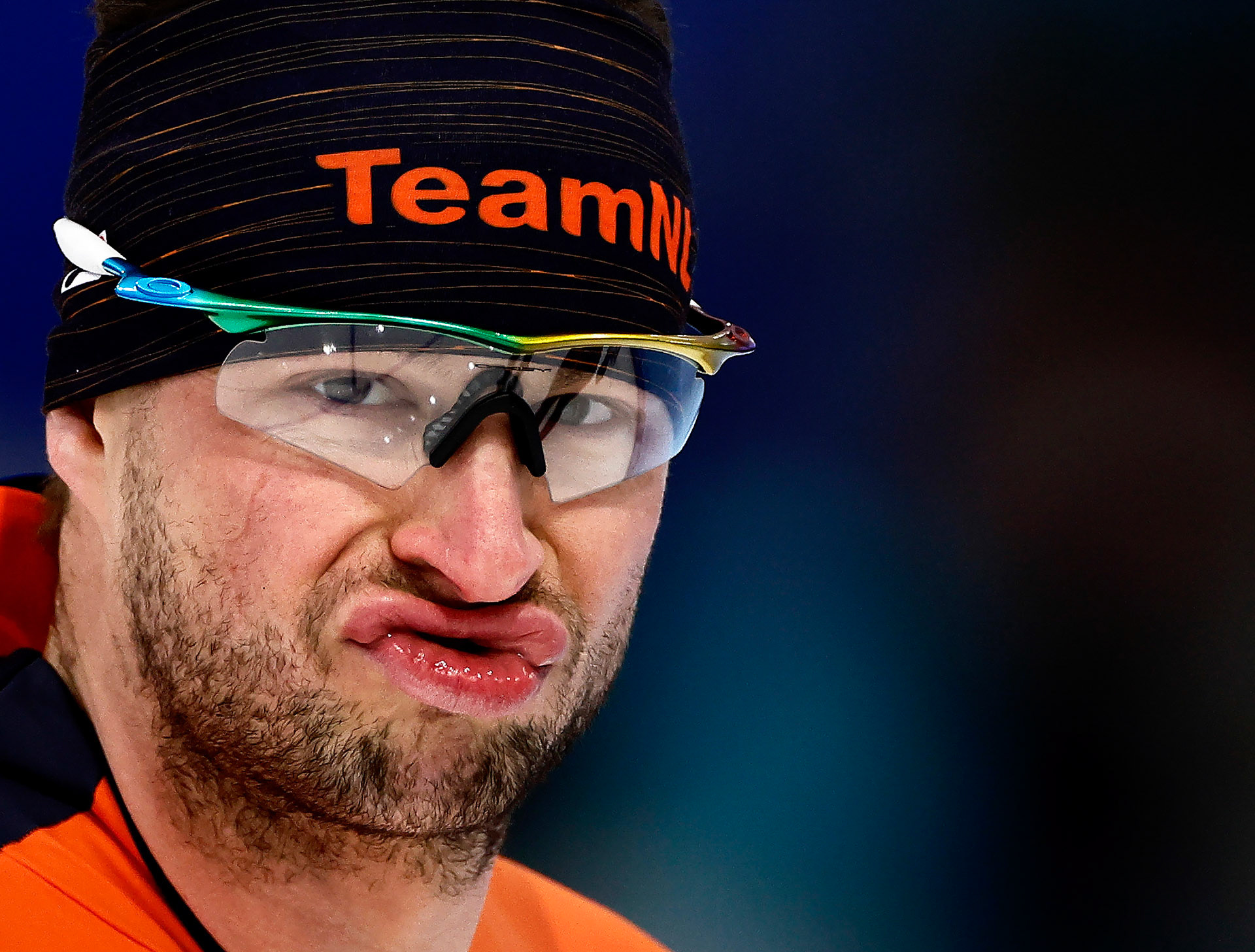 Sven Kramer kijkt bedenkelijk in de voorbereidning op zijn allerlaatste Olympische 5 kilometer in zijn schaatscarriere.Foto: Pim Ras