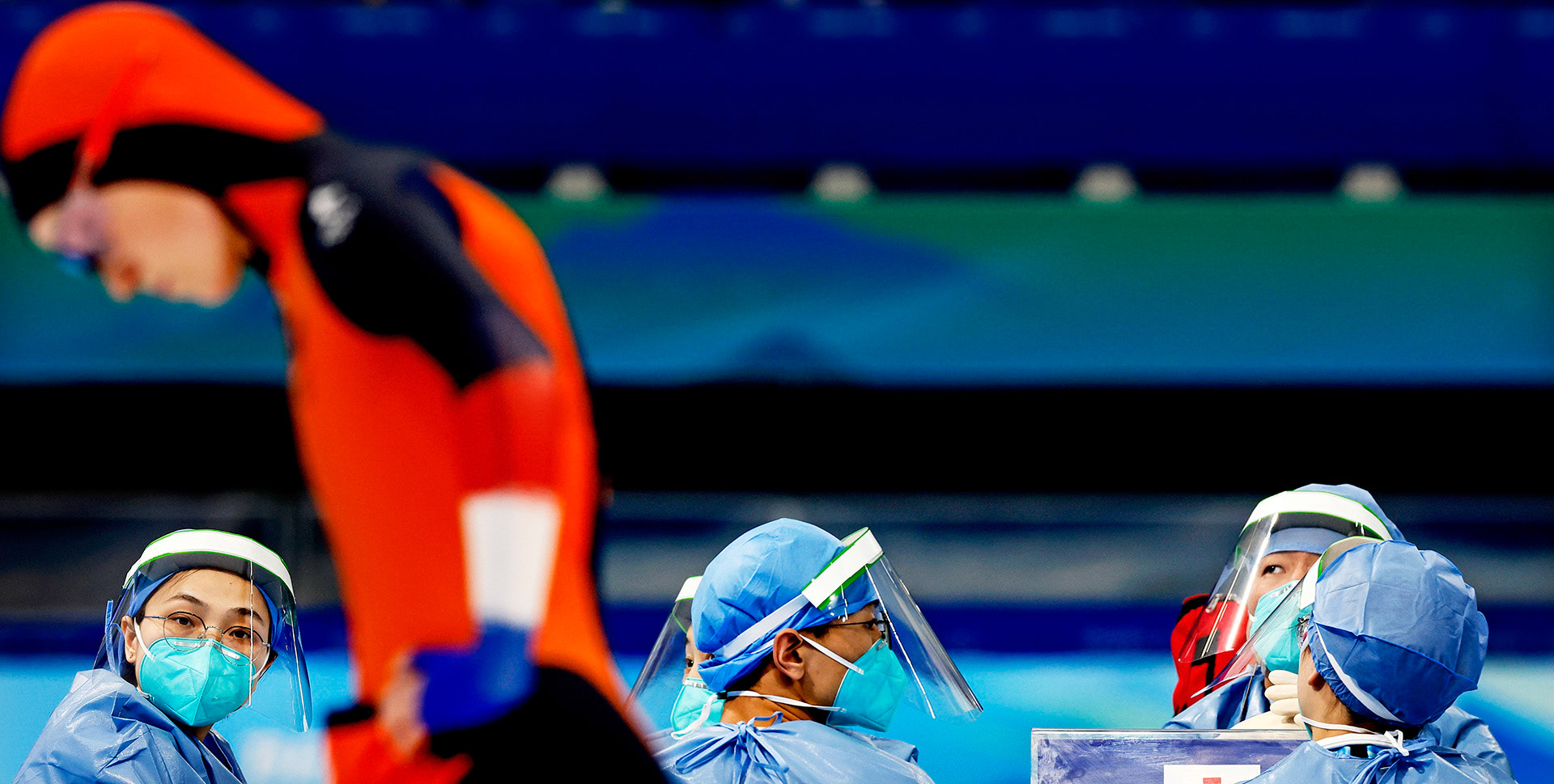 Marijke Groenewoud maakt zich op voor haar race. De EHBO-dame kijkt vanachter haar masker bewonderend toe.Foto: Pim Ras