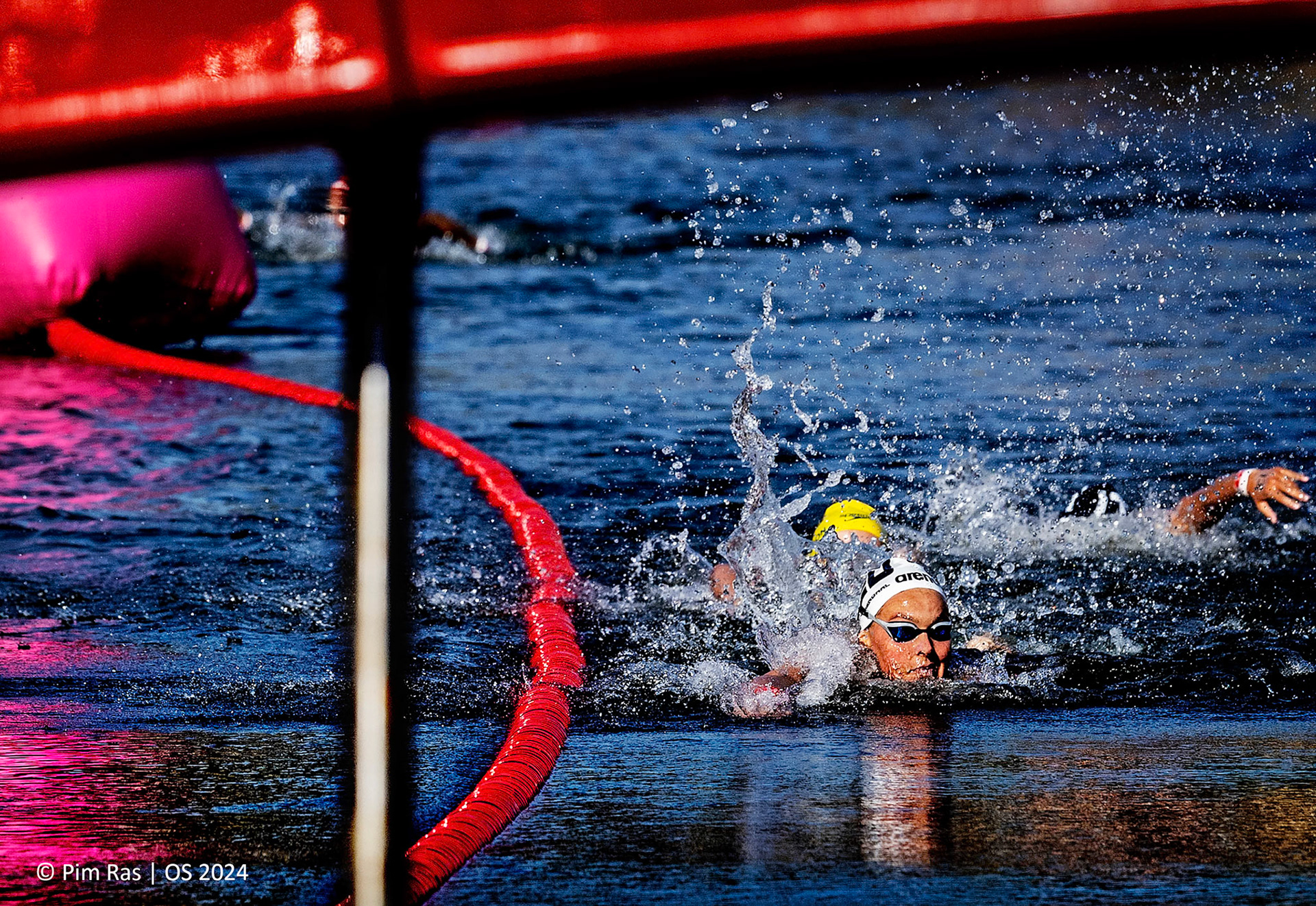 Olympische Spelen 2024 ParijsSharon van Rouwendaal zet nog aan voor een laatste sprint en wint het marathonzwemmen op de Seine. Ze mag zich Olympisch kampioene noemenFoto ; Pim Ras