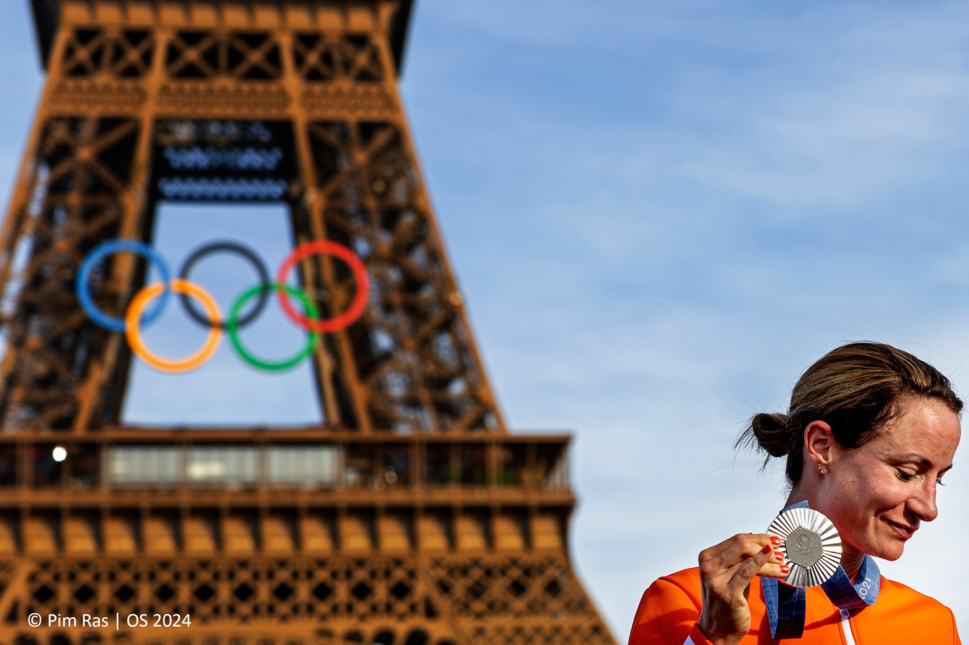 Olympische Spelen 2024 ParijsMarianne Vos wint de sprint van Lotte Kopecky en wint zilver achter Faulkner. Hierloopt ze met de zilveren medaille om de nek langs de Eiffel TorenFoto ; Pim Ras