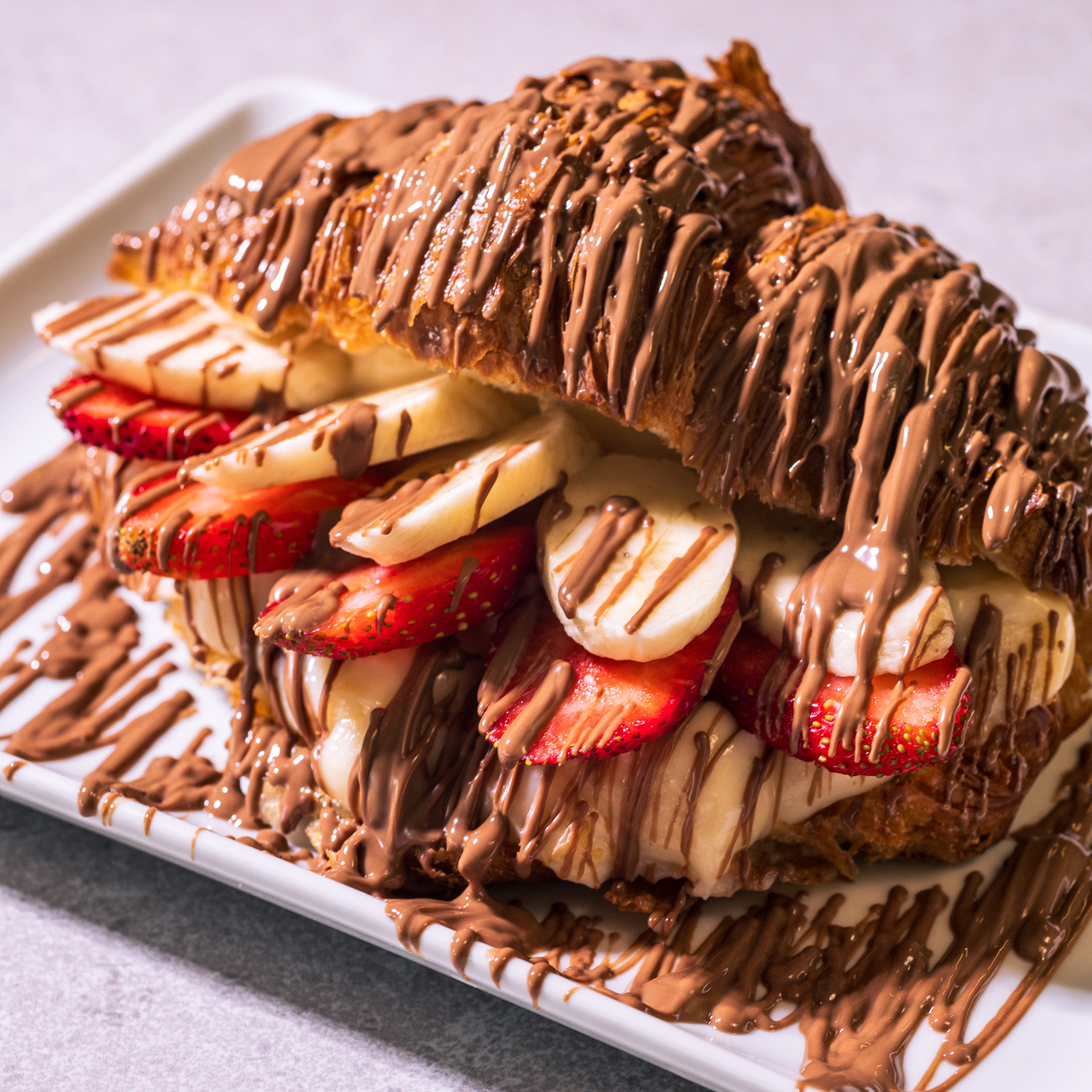 STRAWBERRY & BANANA CREAM CROISSANT Yeni ve muhteşem kruvasan çeşitlerimizi keşfedin; Çilekli ve Muzlu Krema Dolgulu, Lotuslu , Çikolatalı ve daha fazlası! Tüm lezzet seçeneklerimizi görmek için menümüze göz atın.